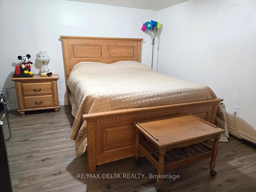 2-bed apt: Extra basement room.