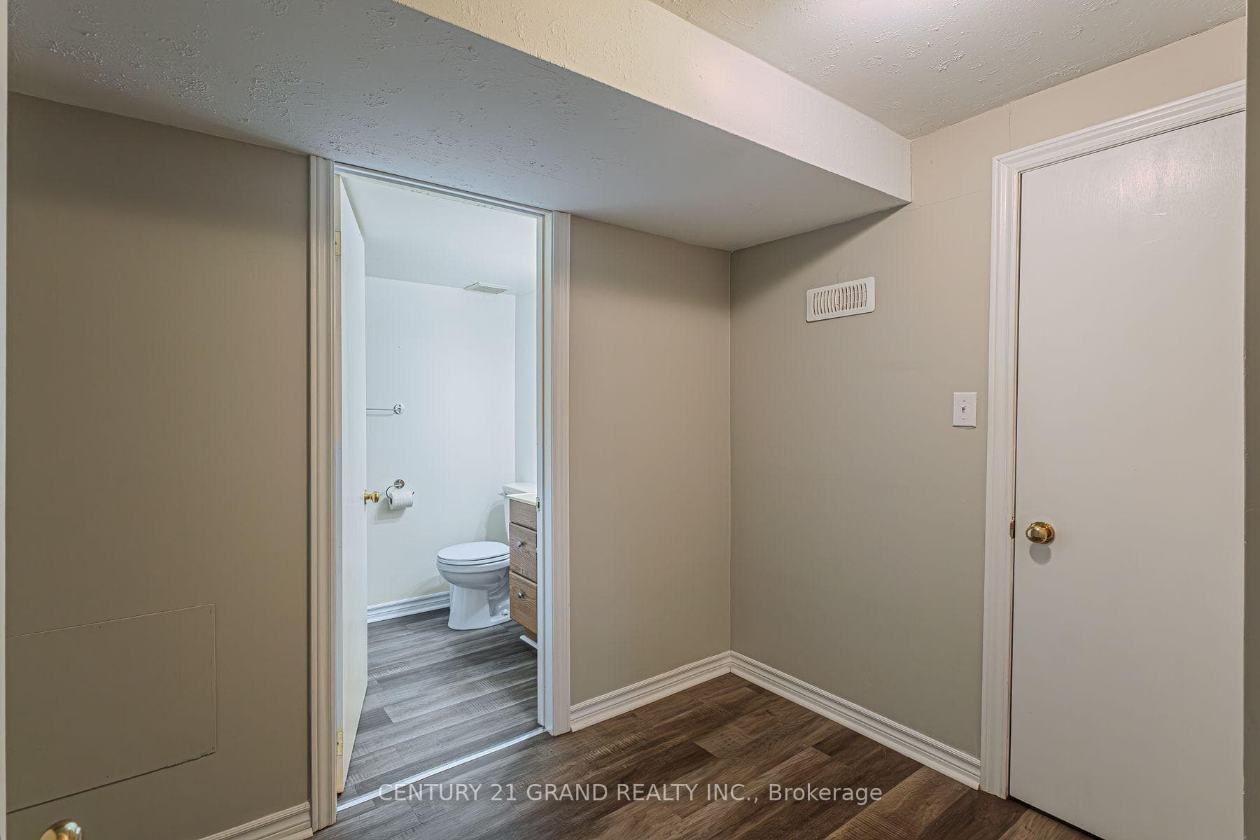 344 Simcoe Street photo 30