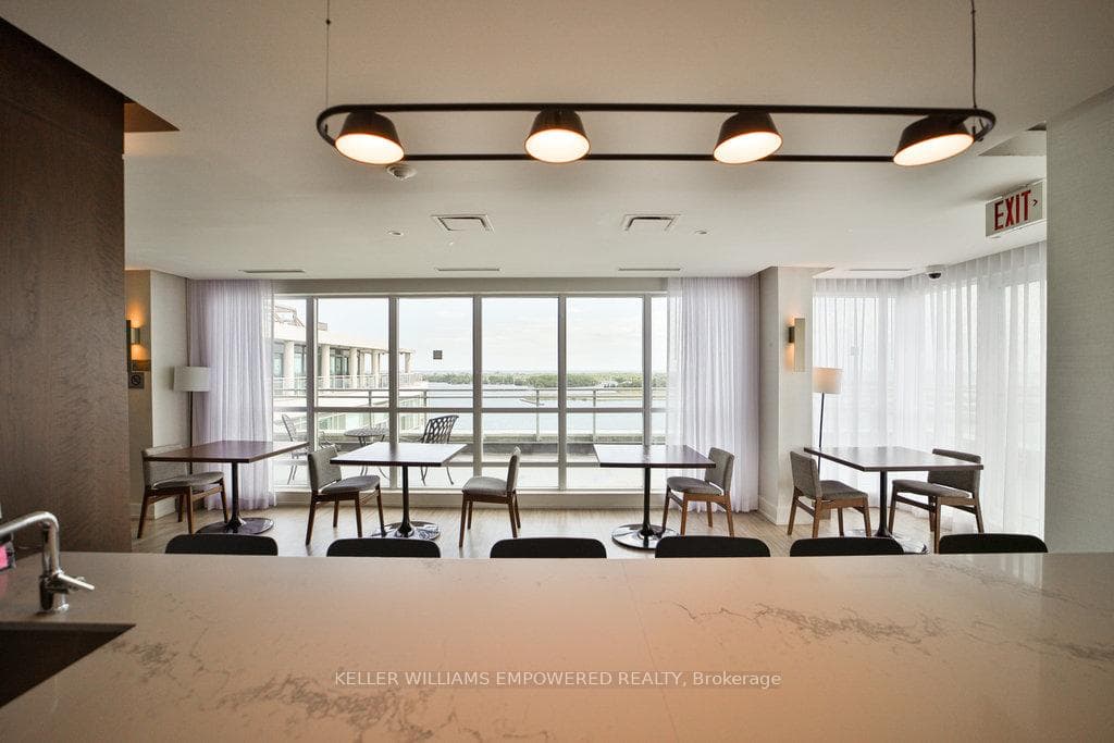 Rooftop Dining Area W Lakeview
