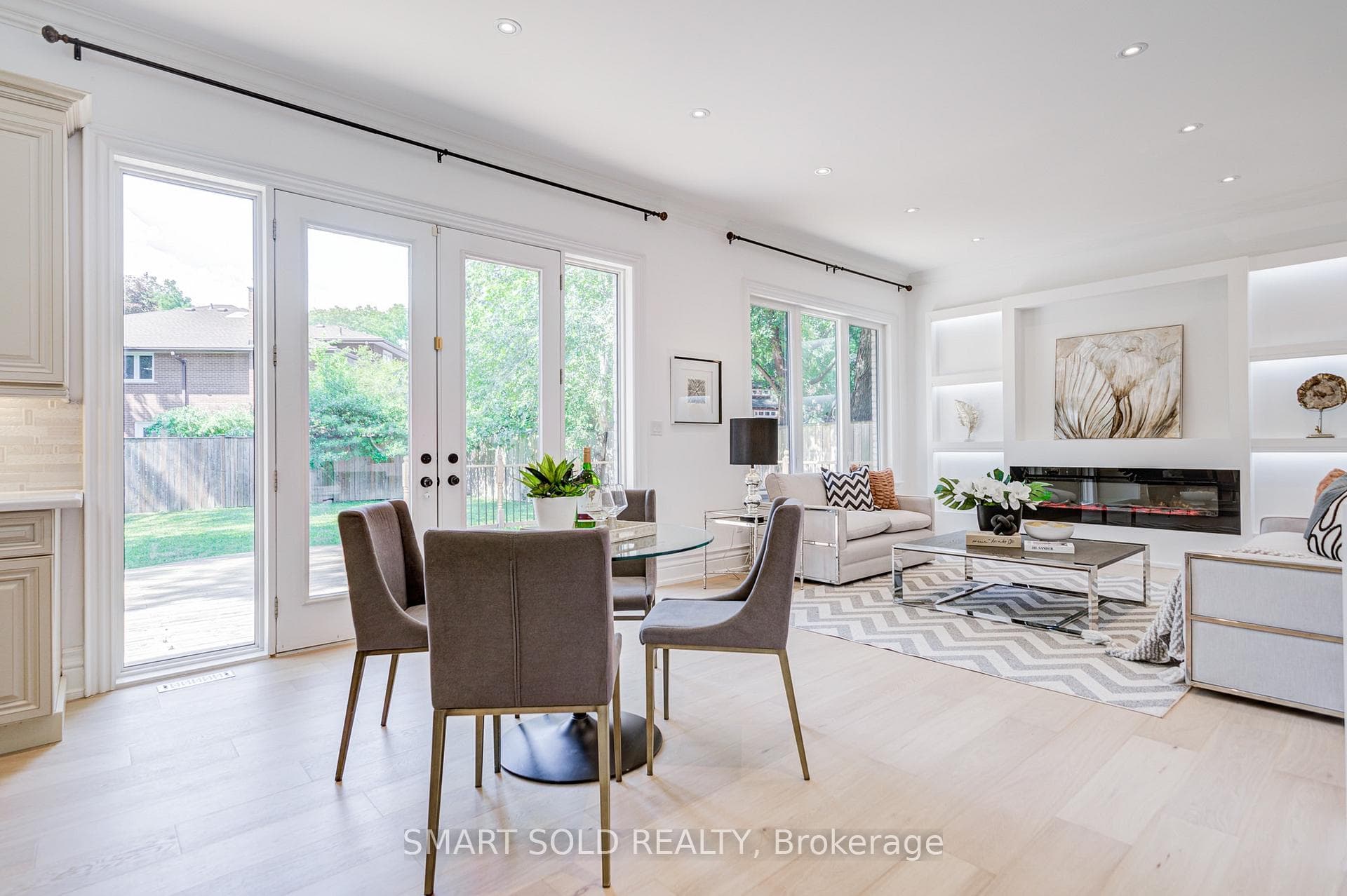 201 Burnhamthorpe Road photo 19