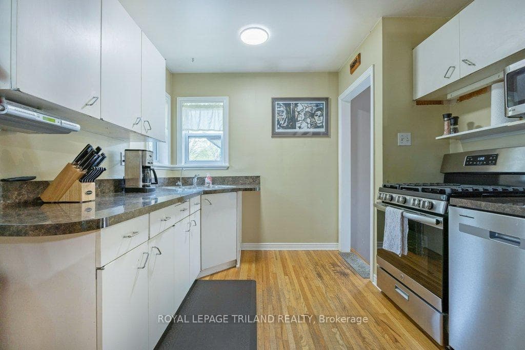 596 RIDGEWOOD Crescent photo 10