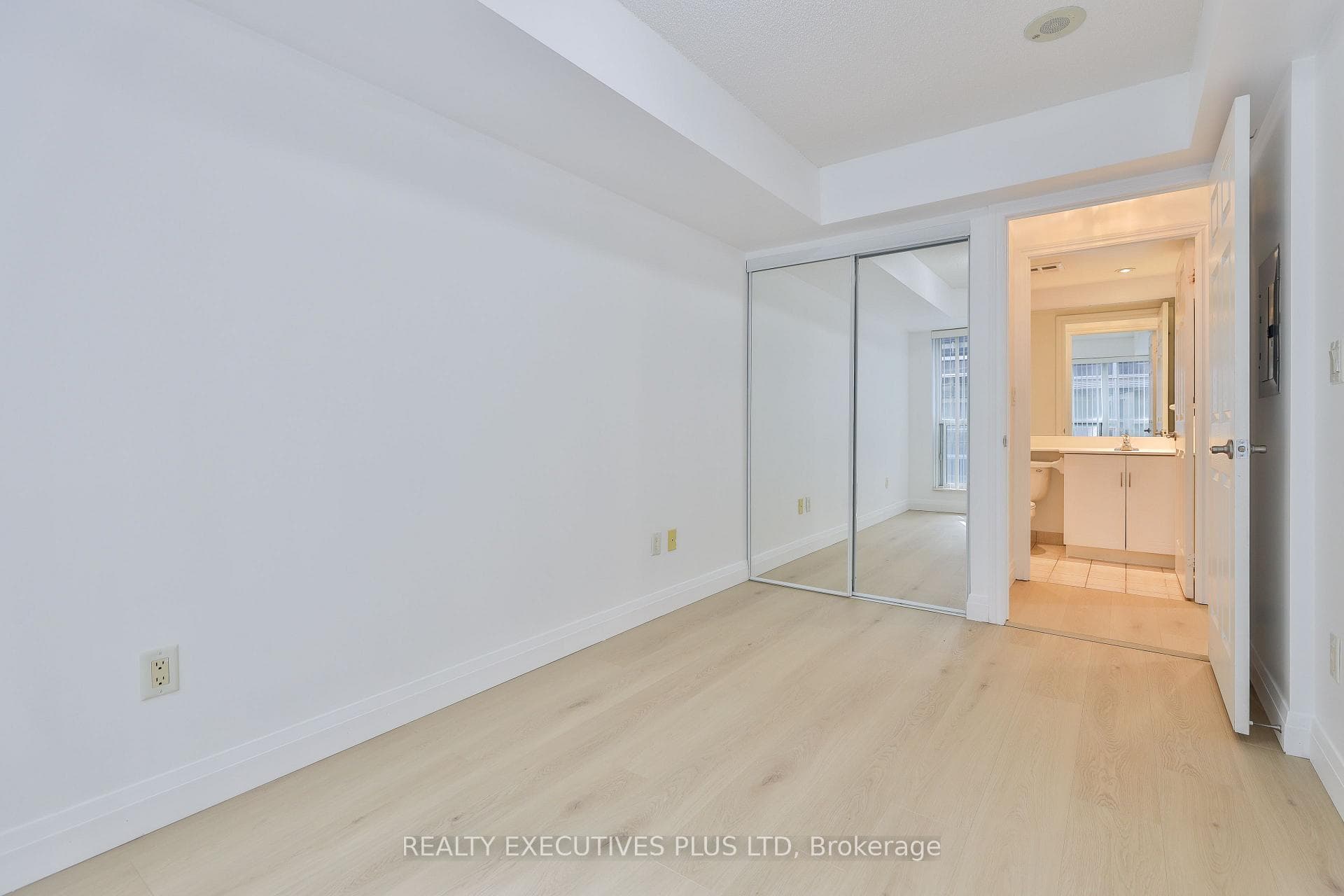 250 Wellington Street Unit 1028 photo 23