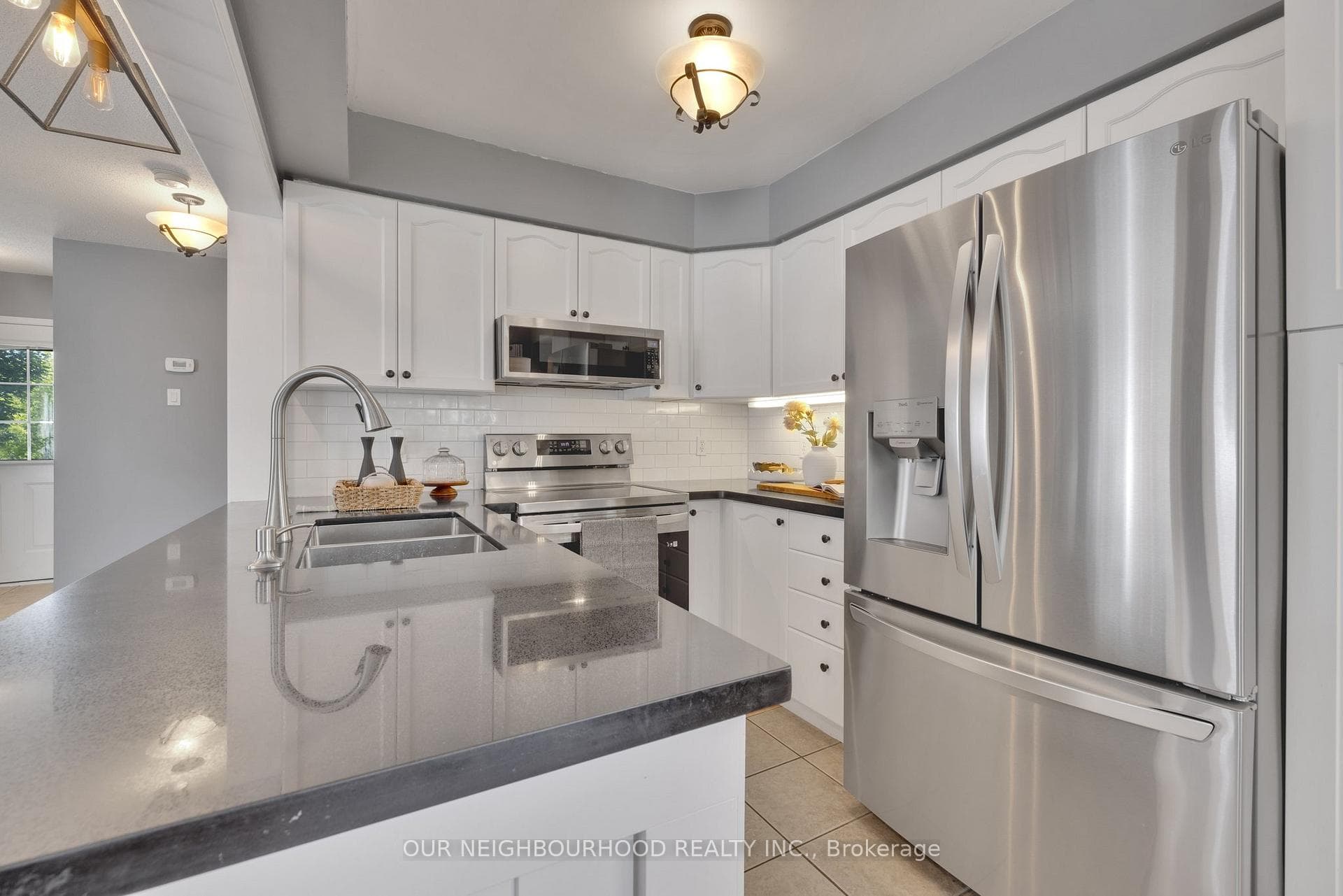 190 Edward Street photo 9