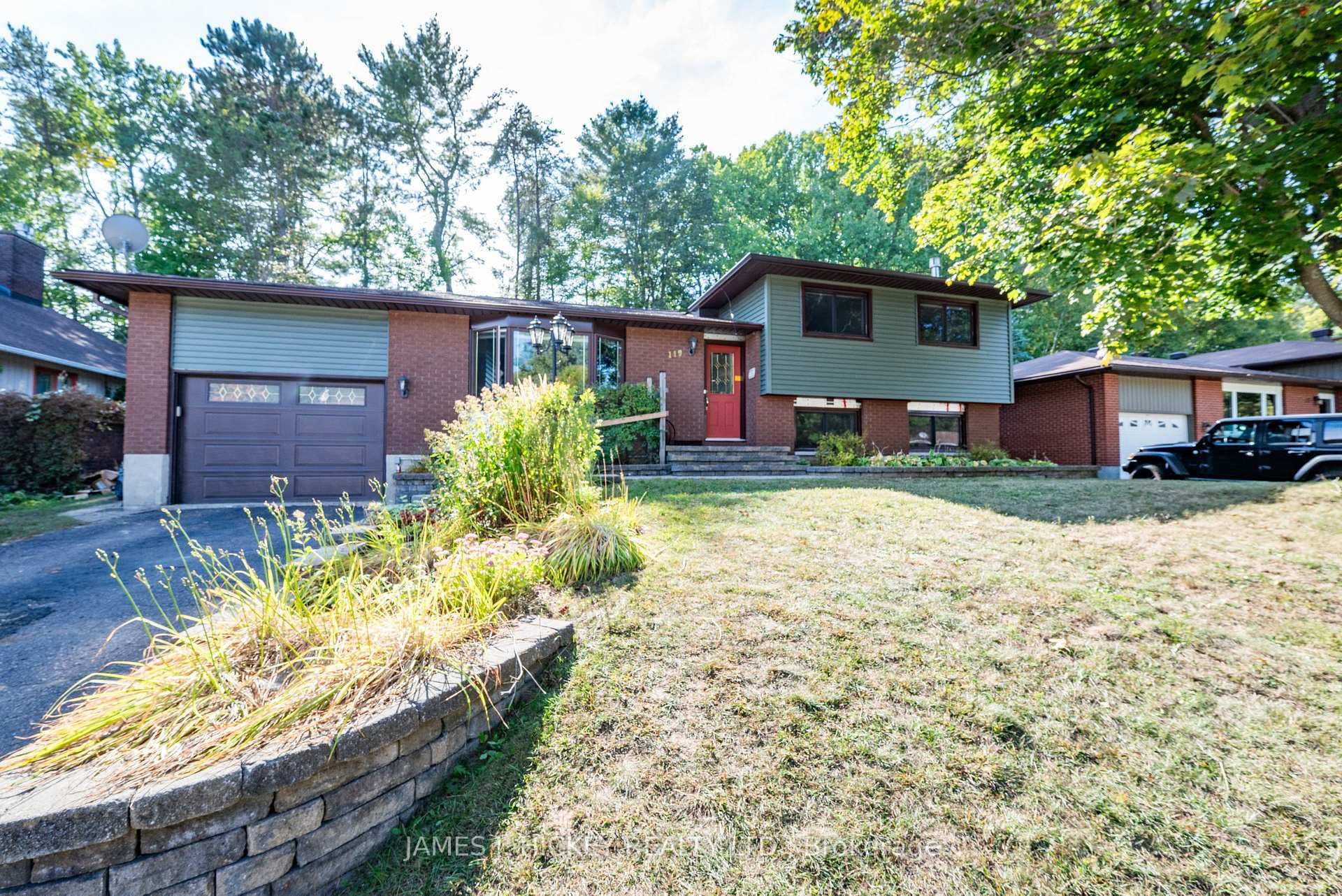119 FRONTENAC Crescent photo 1