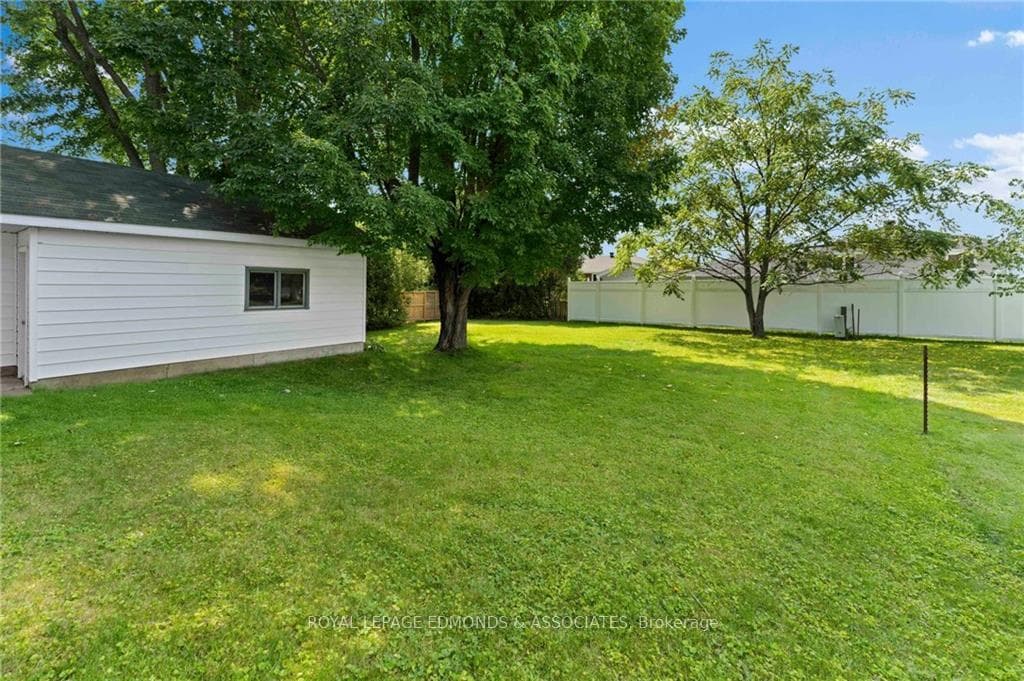 586 ROY Street photo 29