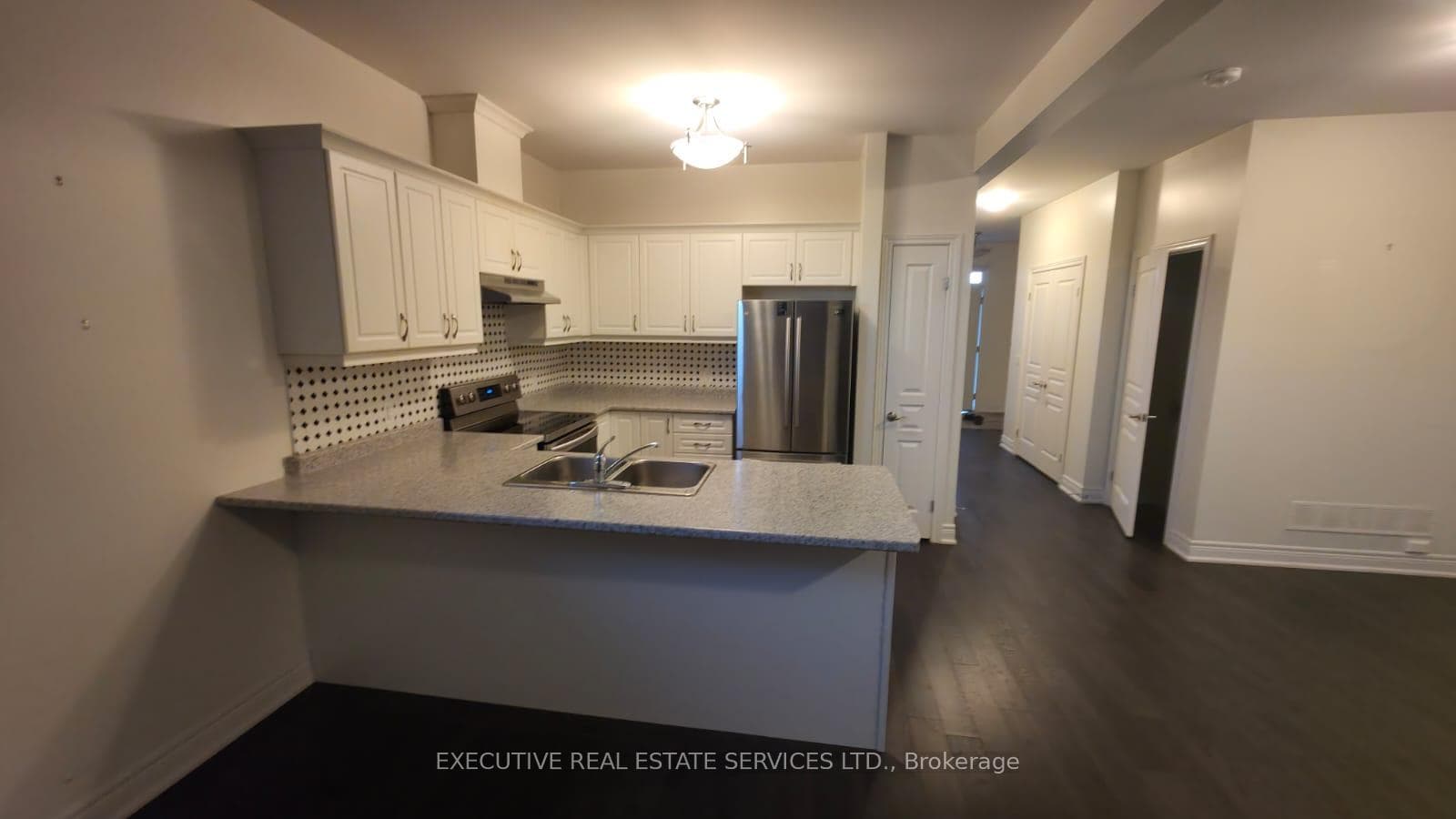 28 Manhattan Court photo 6