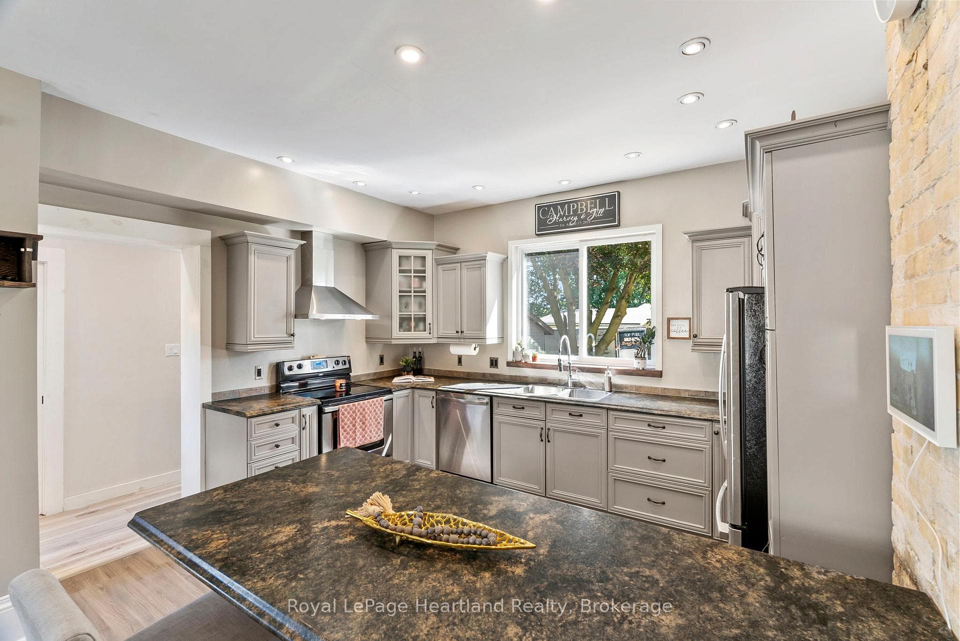 555 RAGLAN Street photo 14
