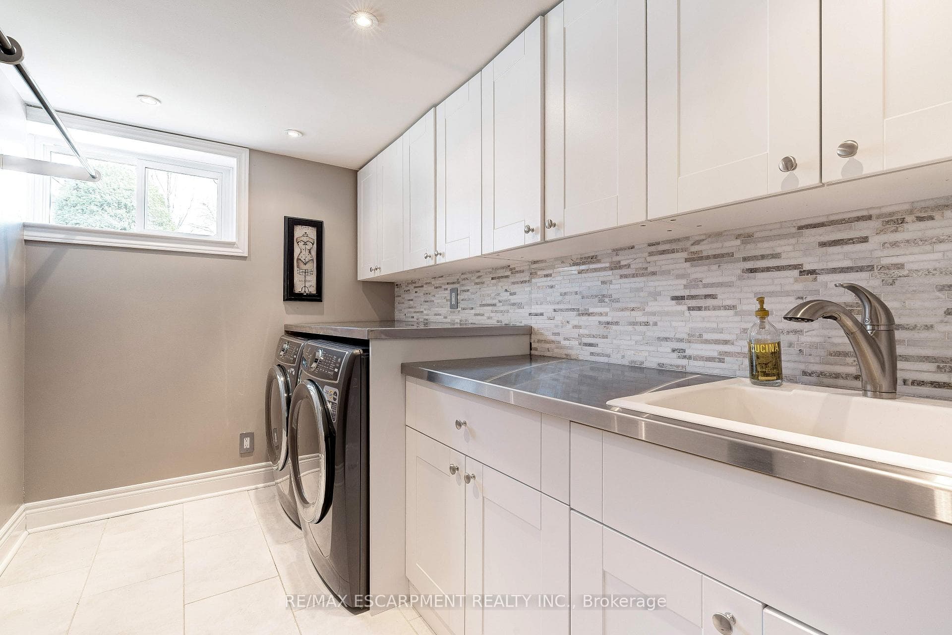 2112 Gary Crescent photo 33