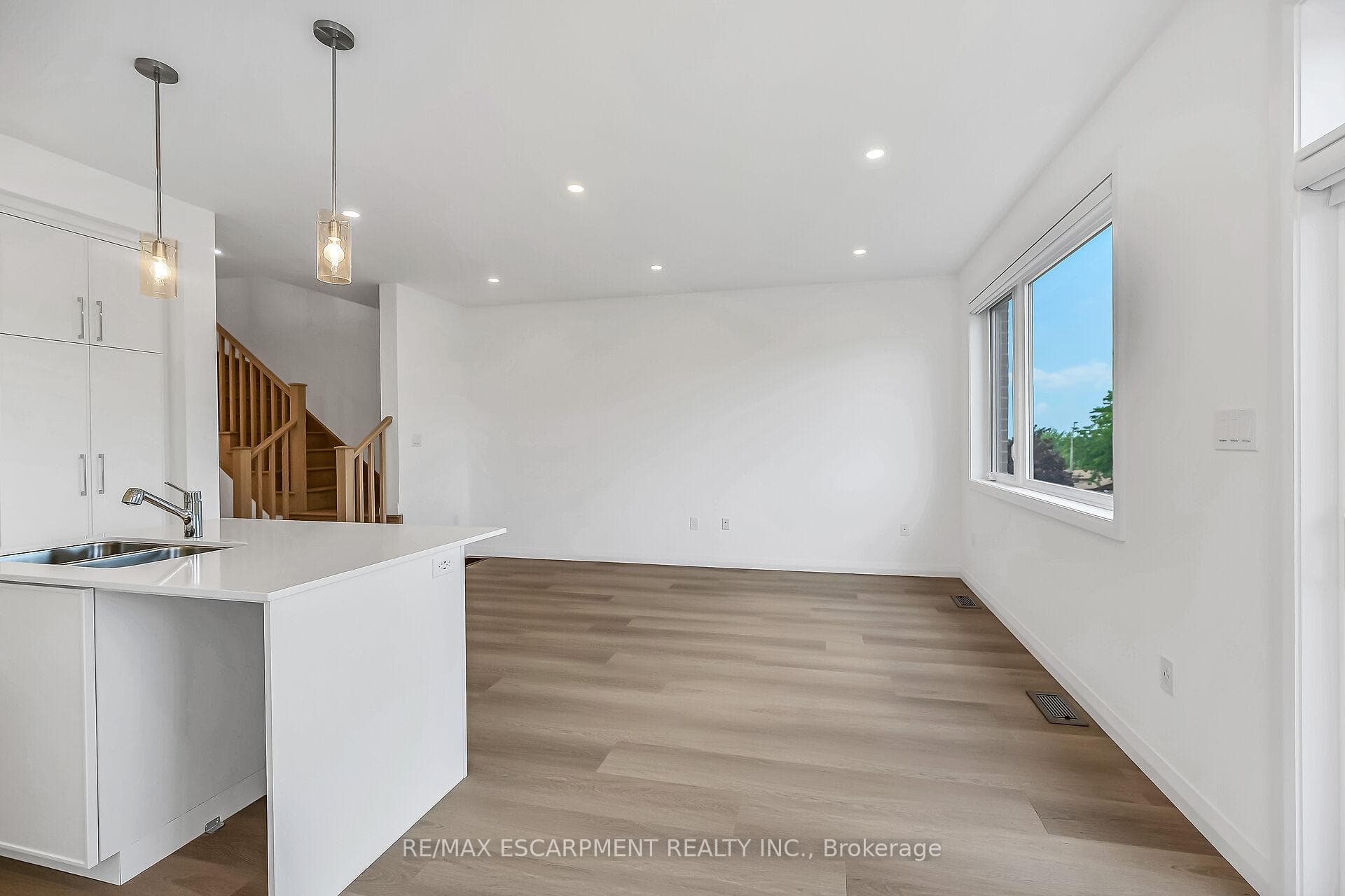 385 LIMERIDGE Road photo 21