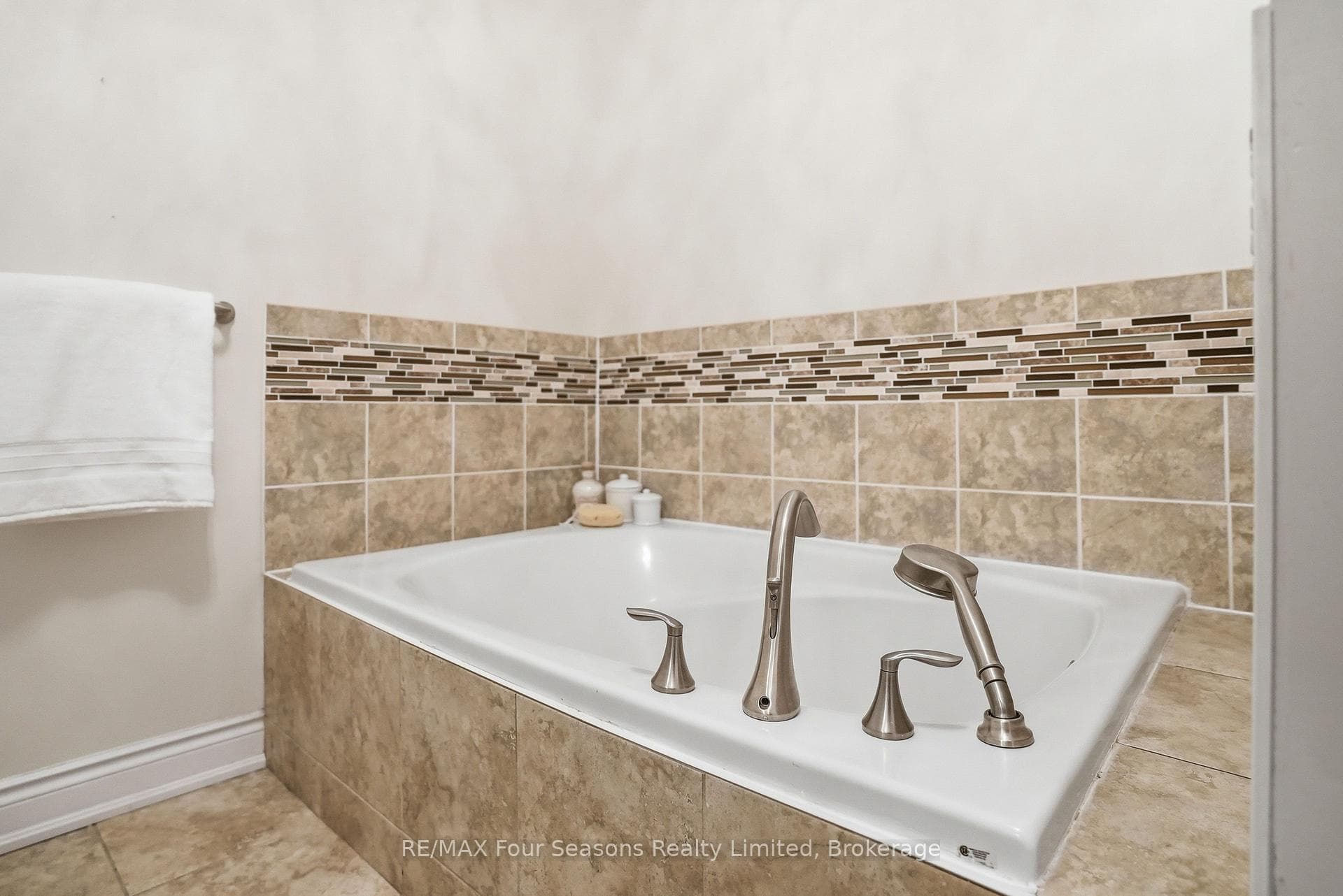 Master Ensuite - Main Floor
