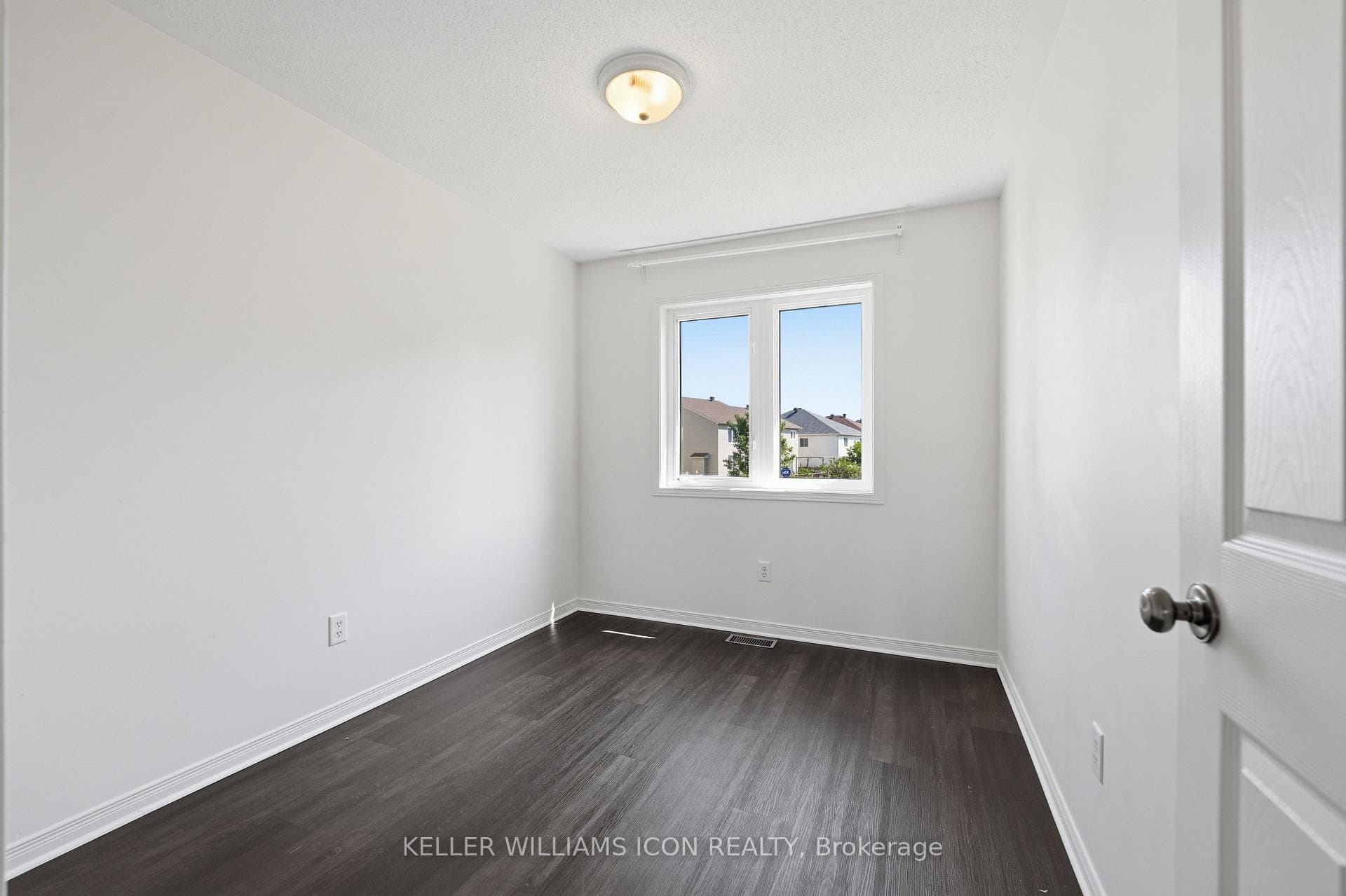 472 Claridge Drive photo 28