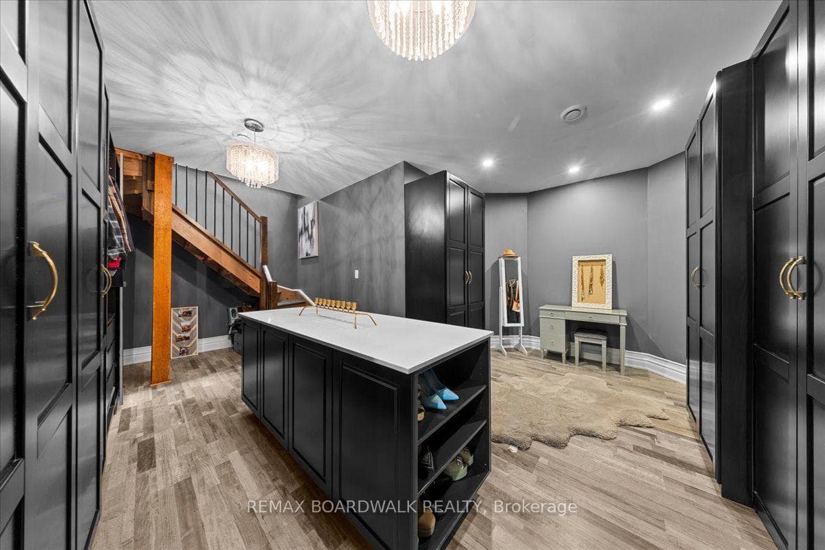 225 HILLCREST Drive photo 18