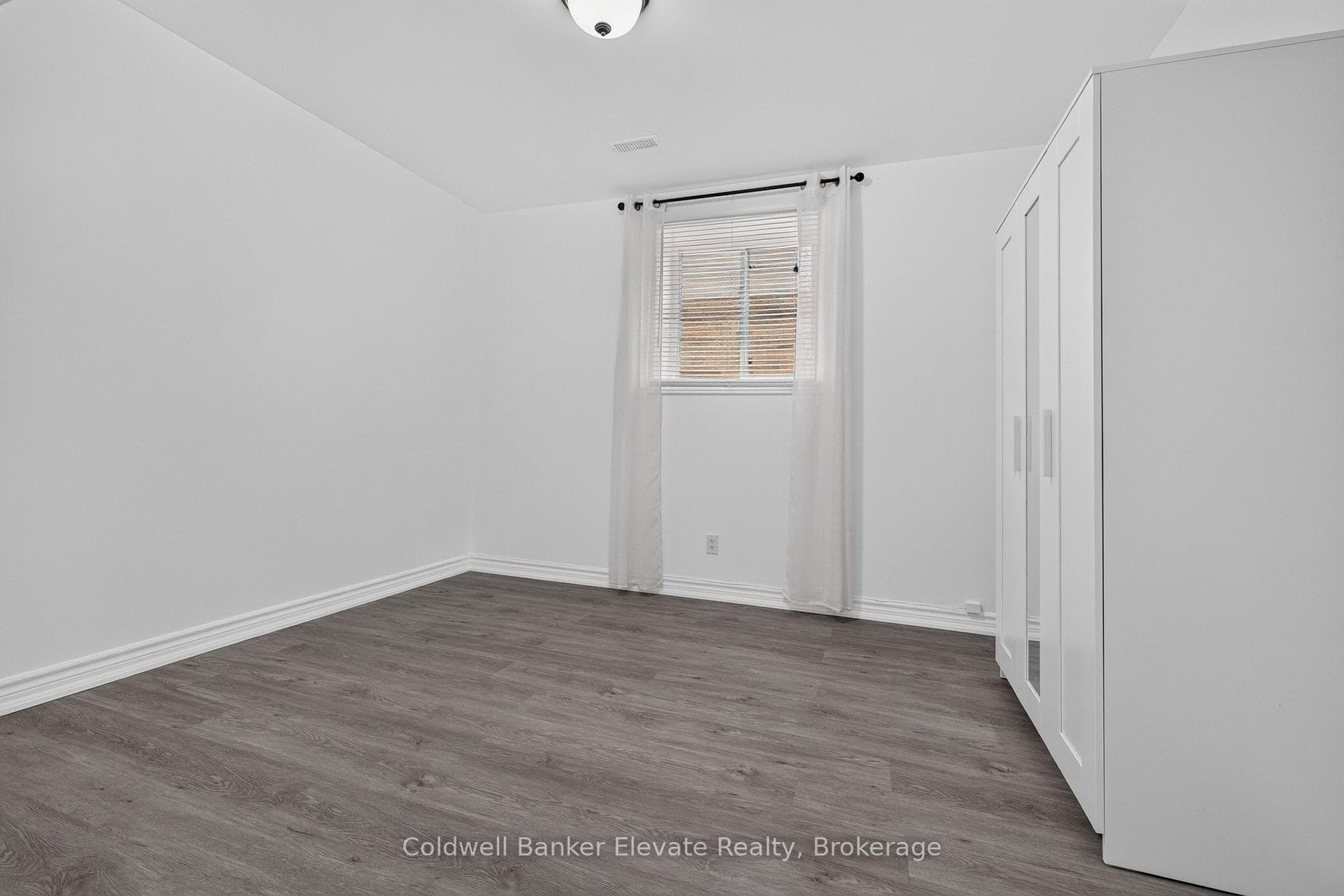957 Gzowski Street photo 35