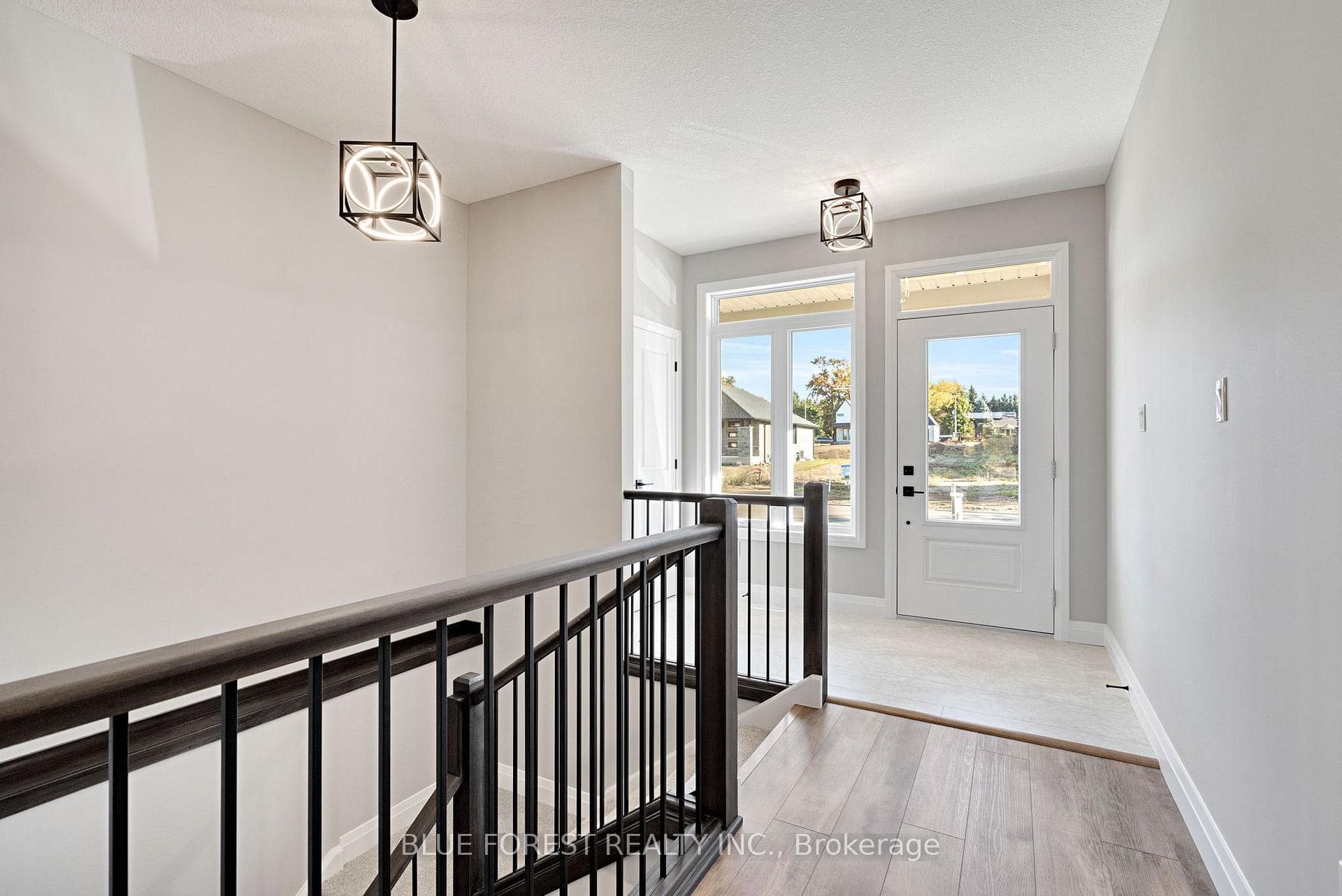 142 SHIRLEY Street photo 2