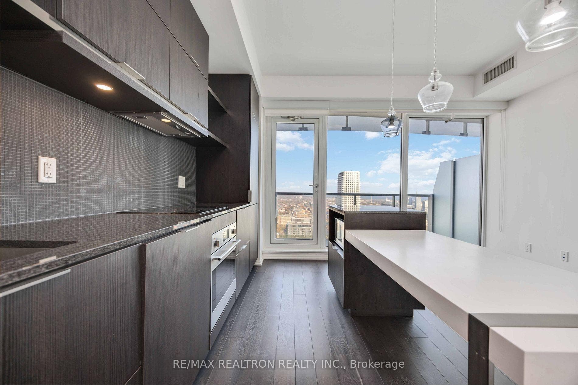 197 Yonge Street Unit 5004 photo 3