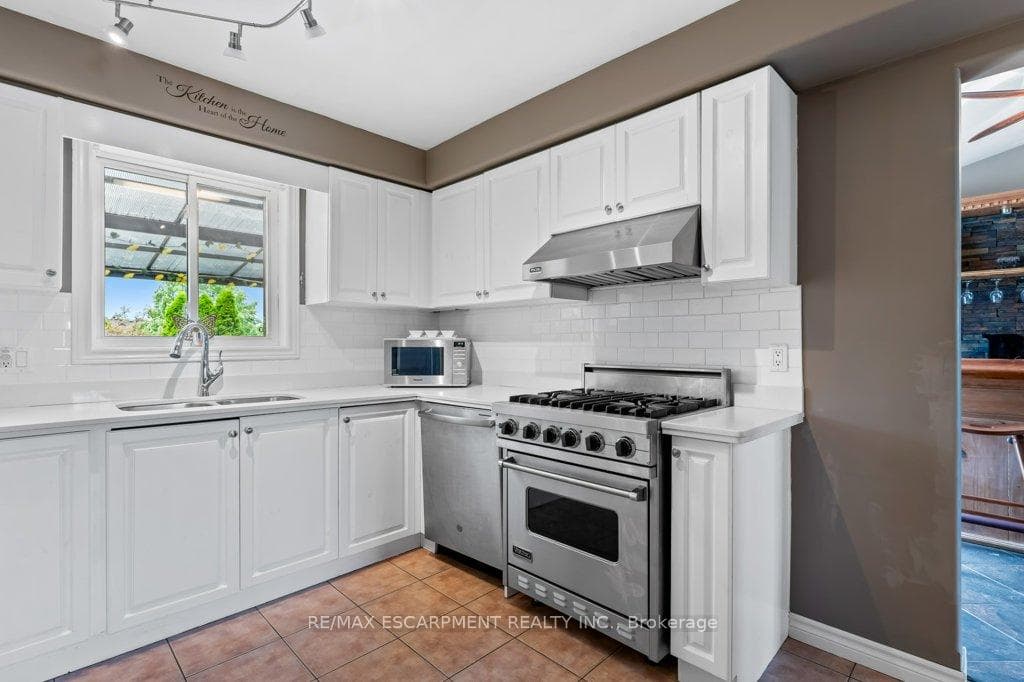 4046 Barry Drive photo 9