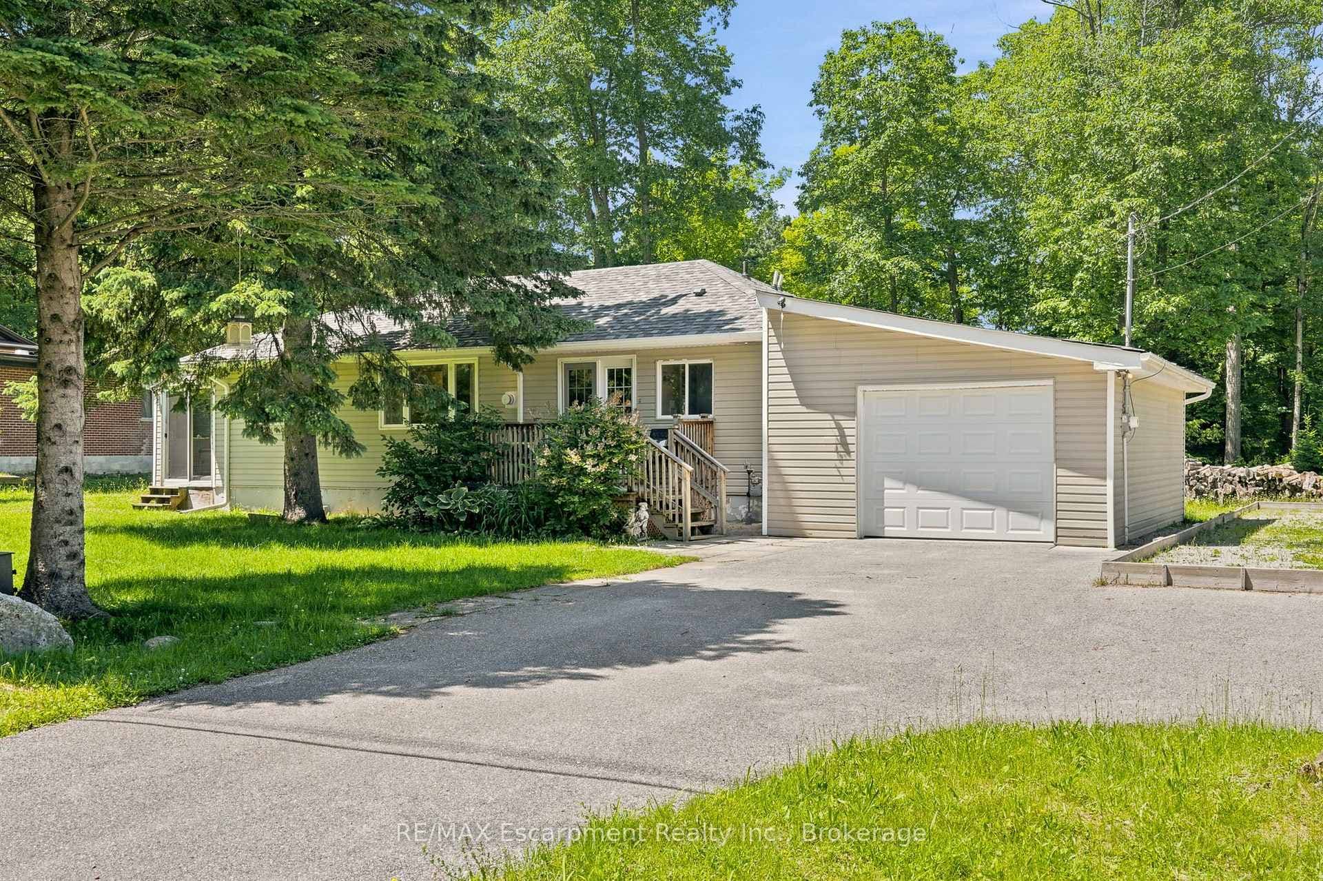 16 Hiawatha Road photo 1