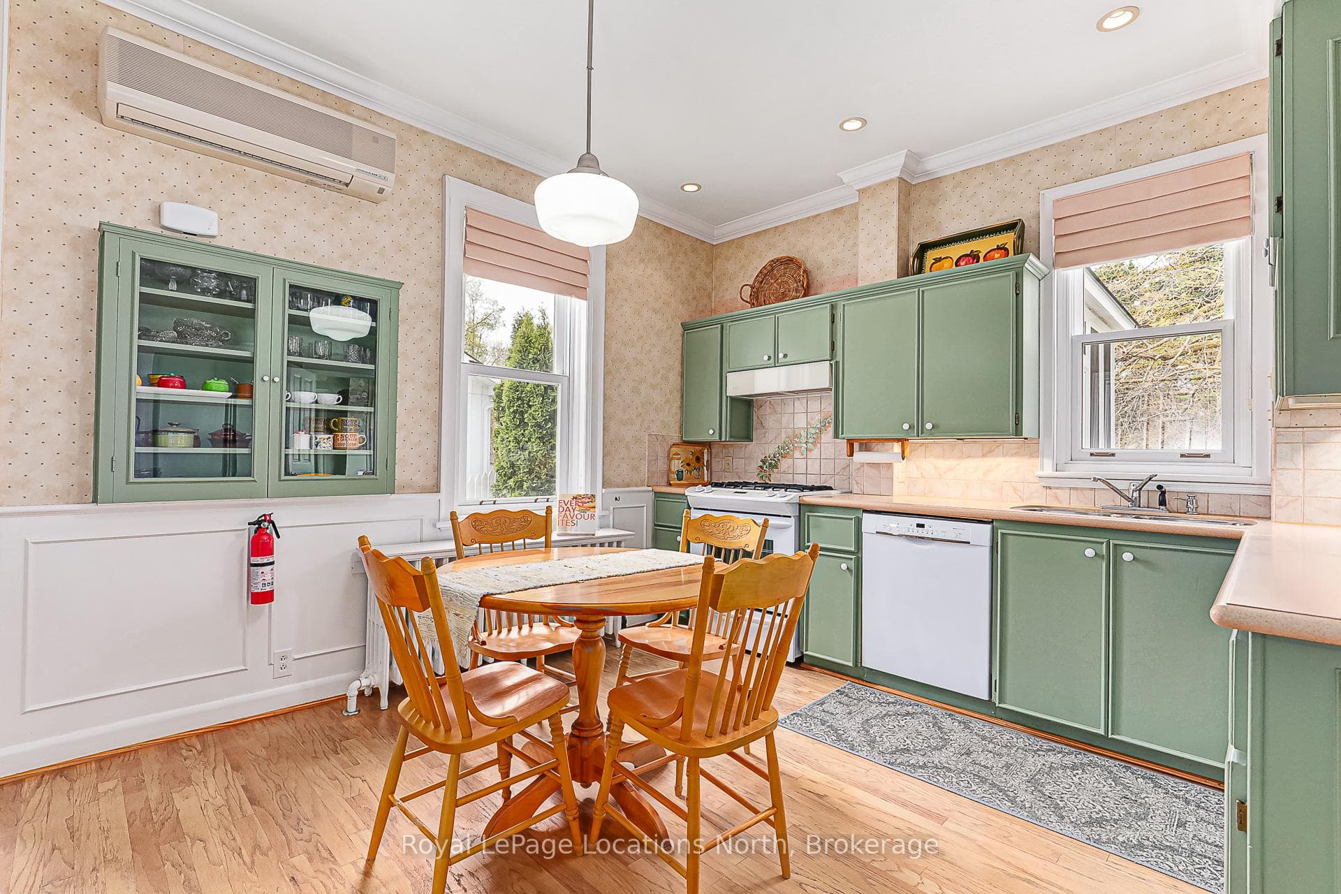 284 Maple Street photo 18