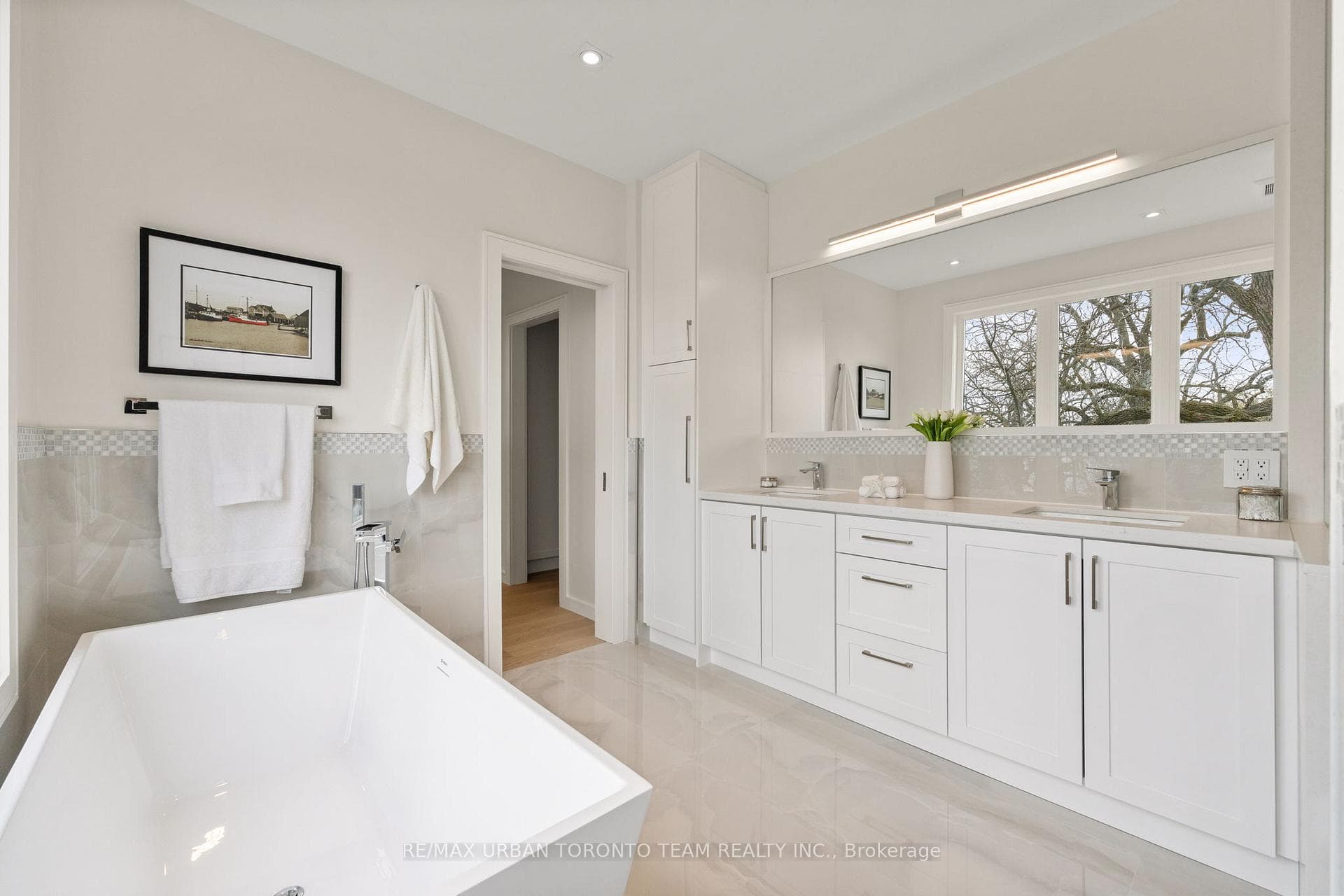 4 Drake Crescent photo 32