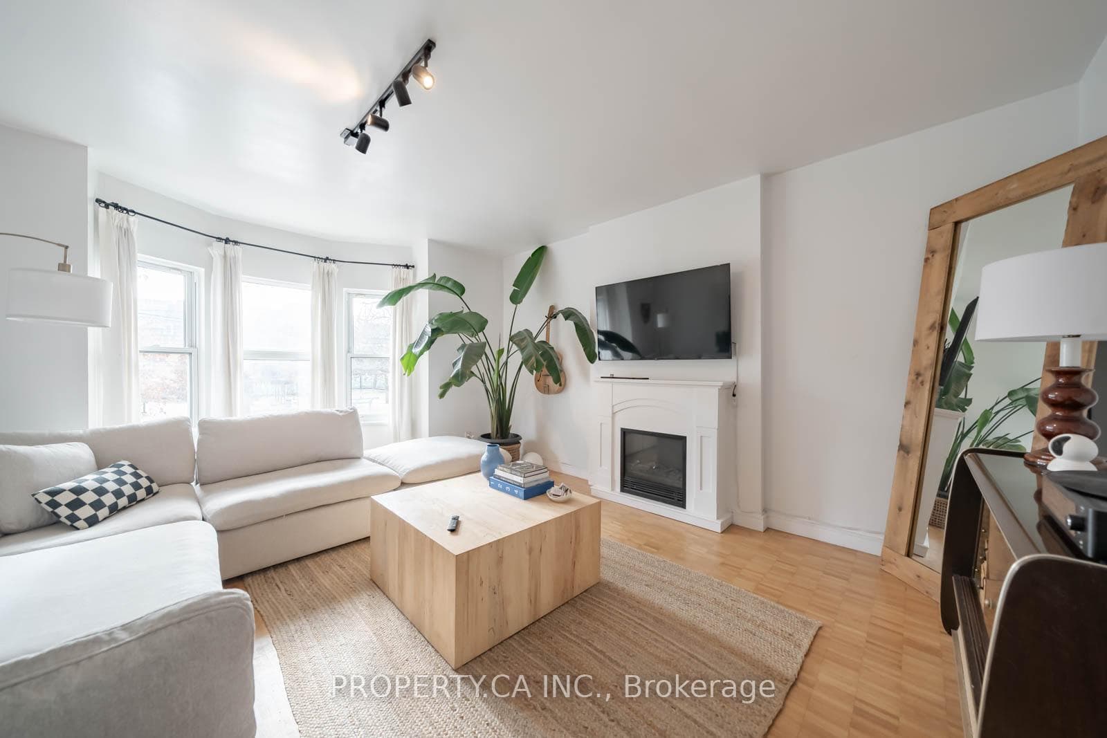 942 Queen Street Unit 2 photo 4