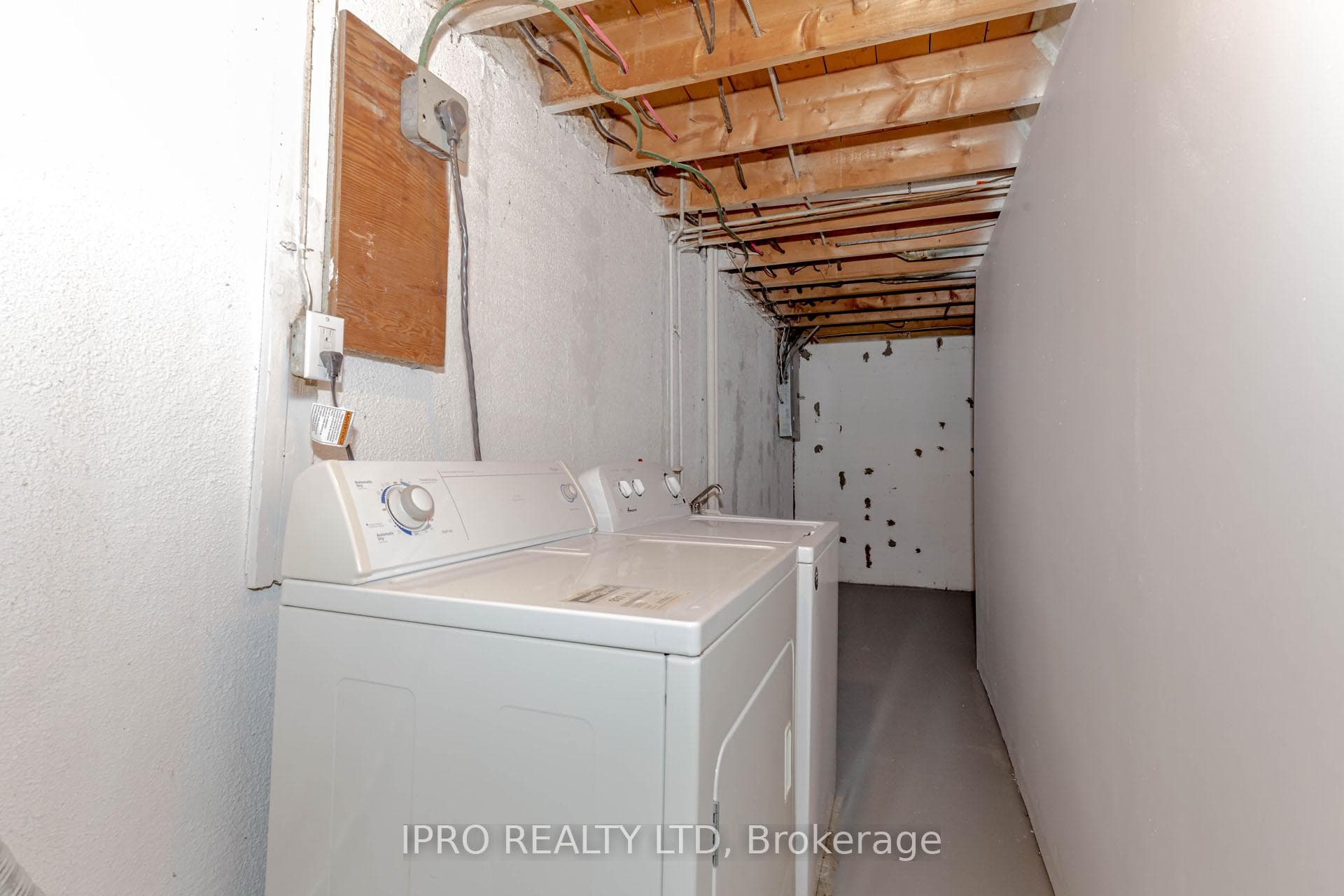 17 Town House Crescent photo 31