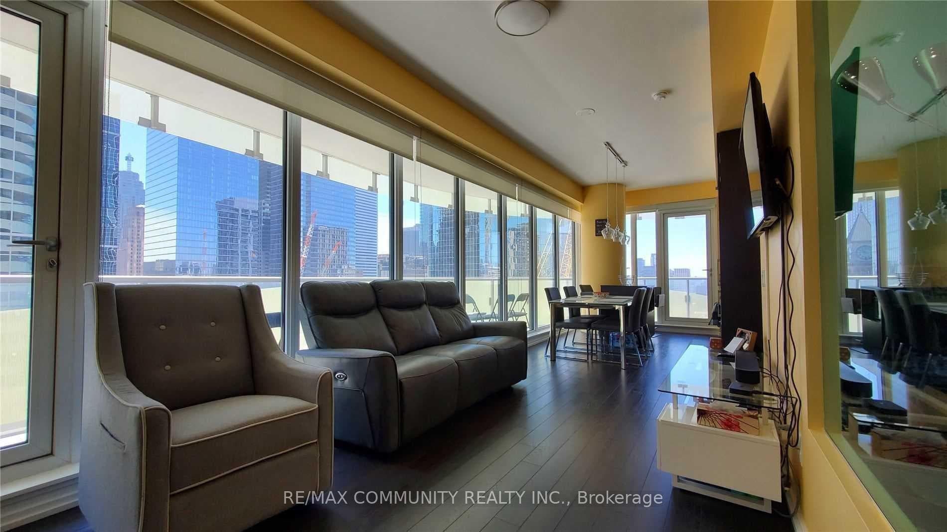 197 Yonge Street Unit 1609 photo 8