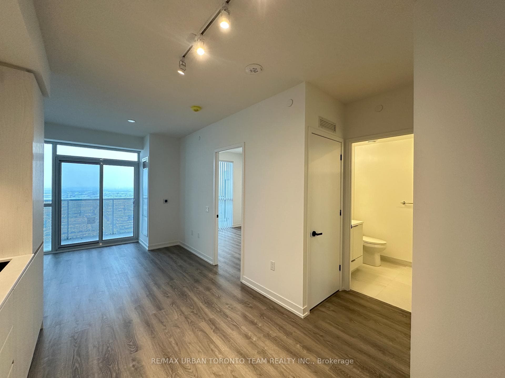 8 Interchange Way Unit 4805 photo 4