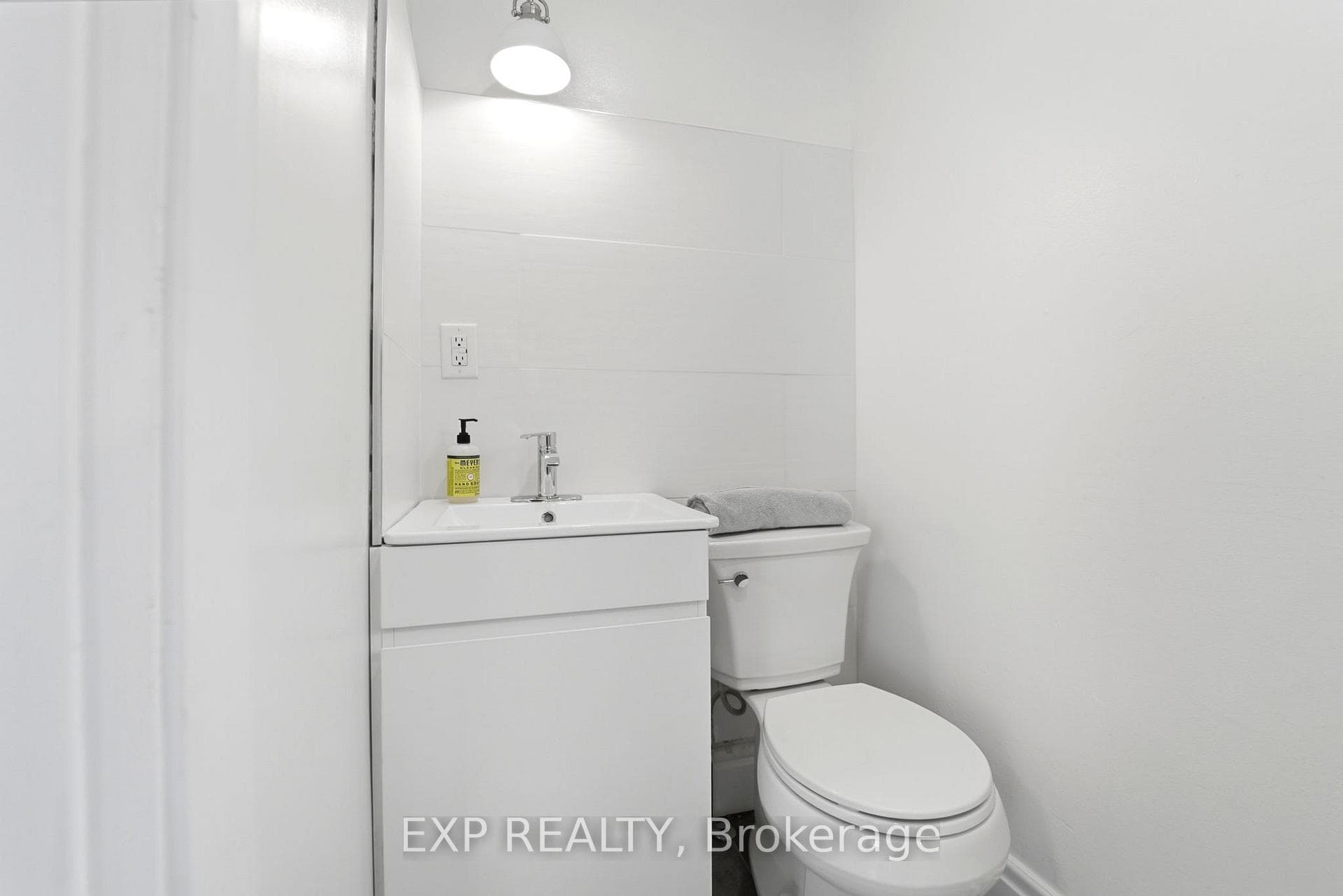 15 Avenue Place photo 17