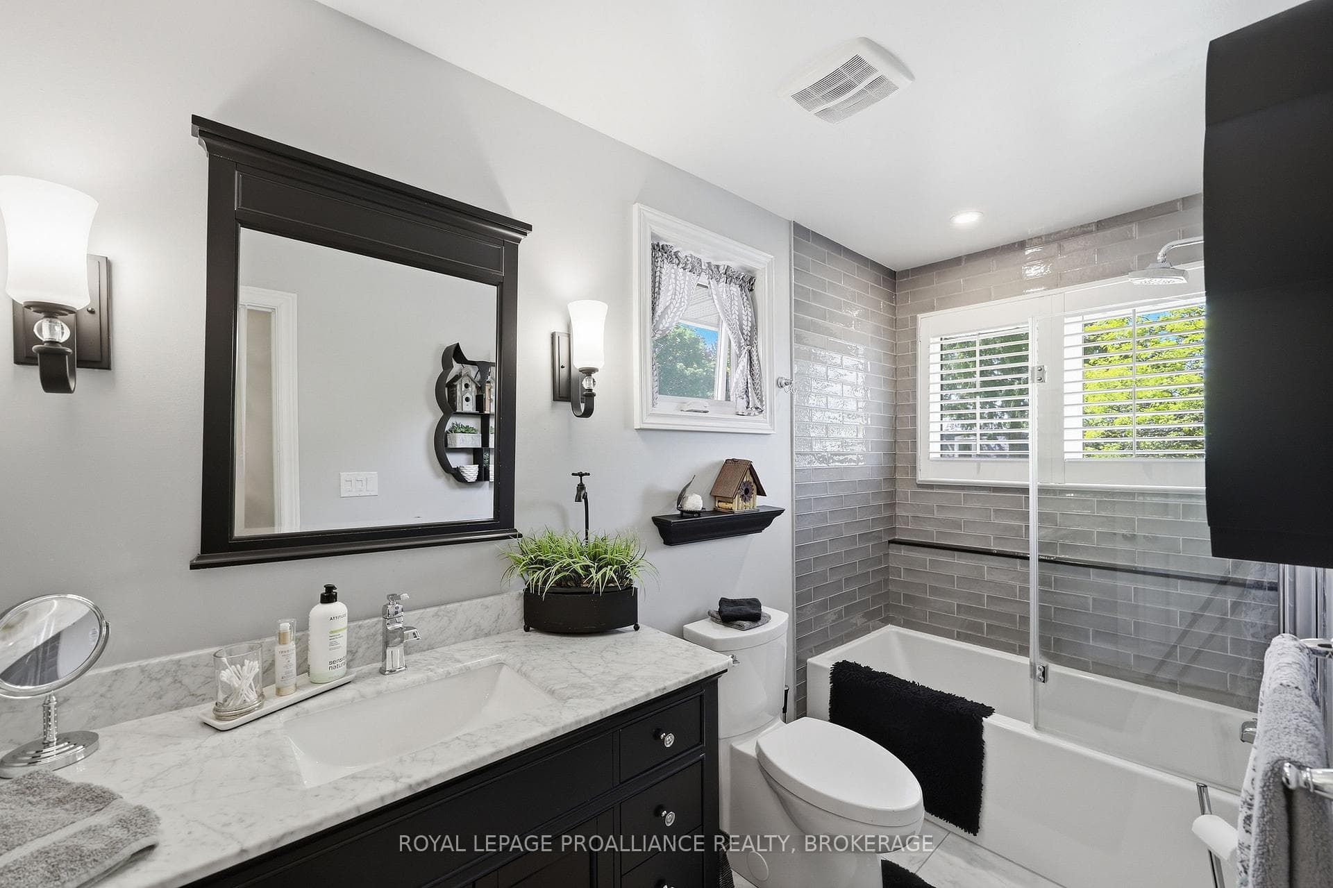 317 Avenue Road photo 46