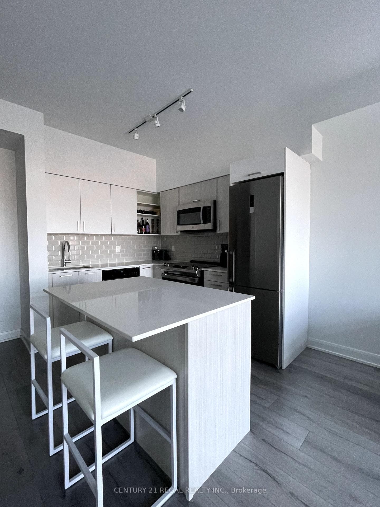 385 Osler Street Unit 607 photo 4