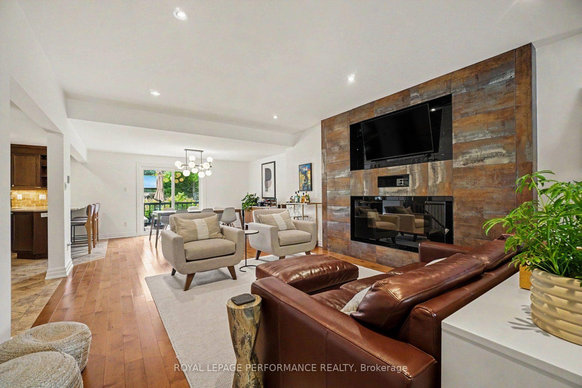 2061 Cabot Street photo 2