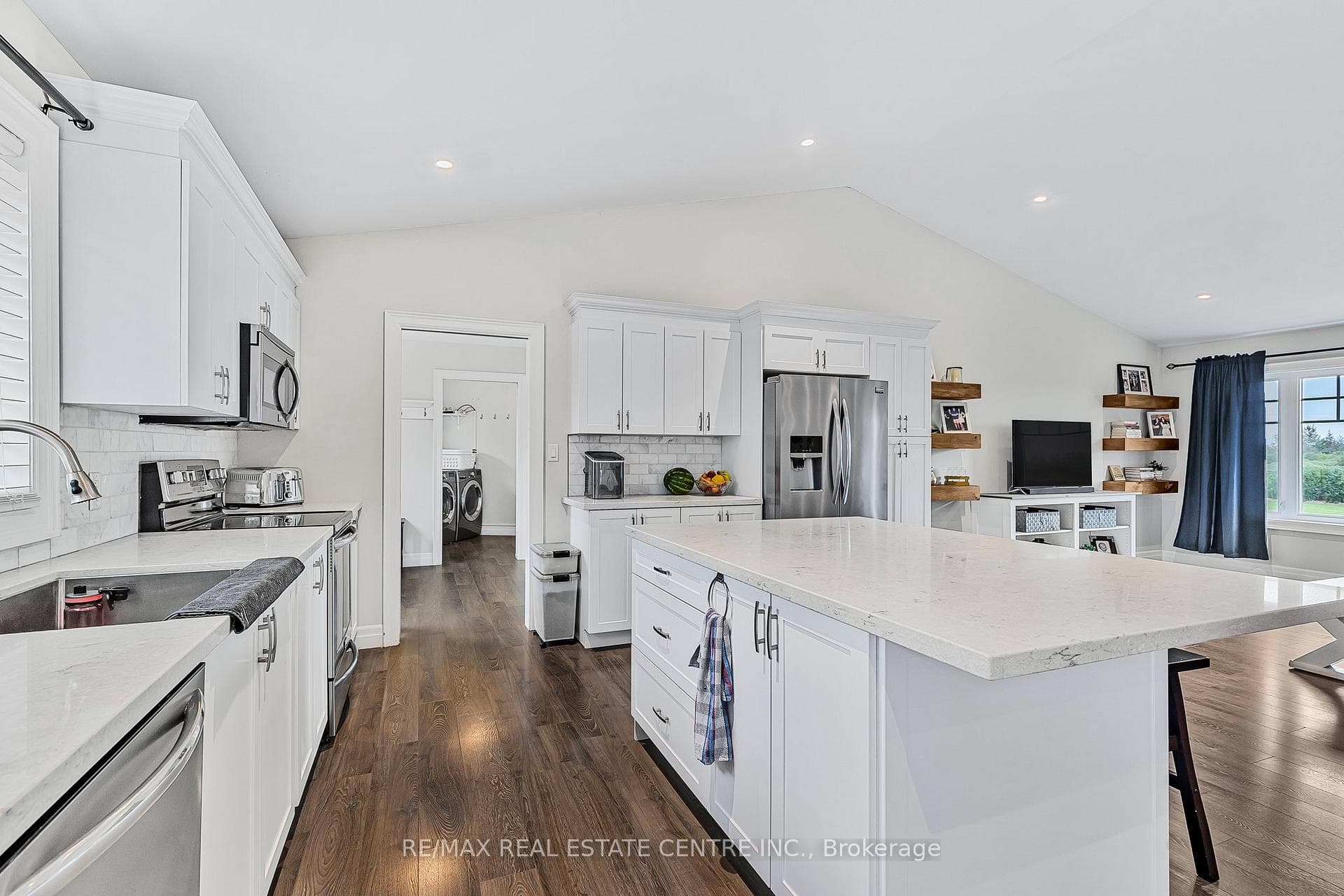 335374 7th Line photo 10