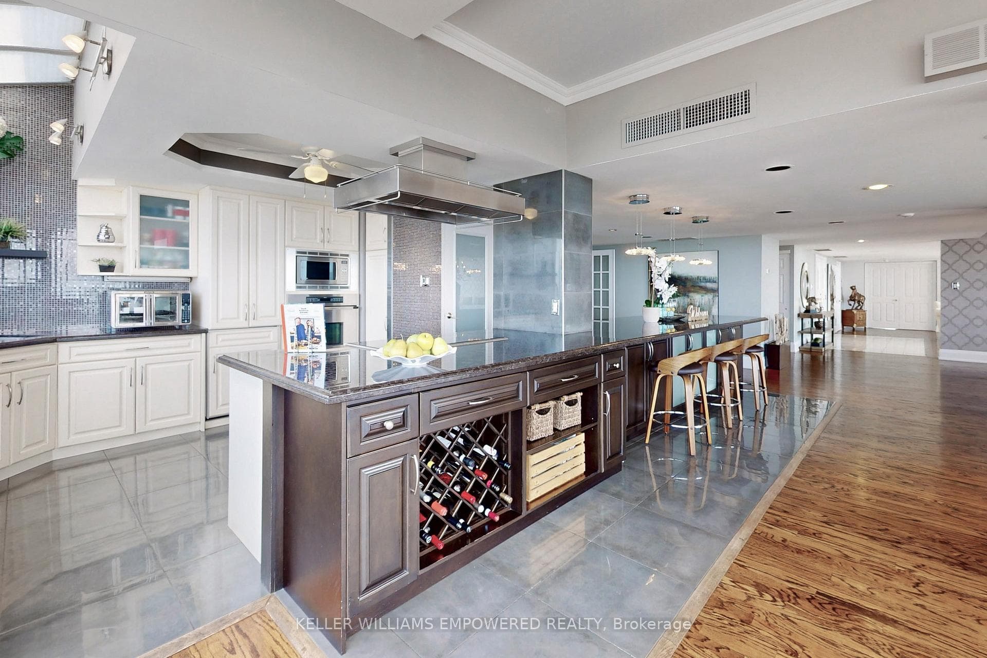 Chic Kitchen w/granite counters & maple cabinetry