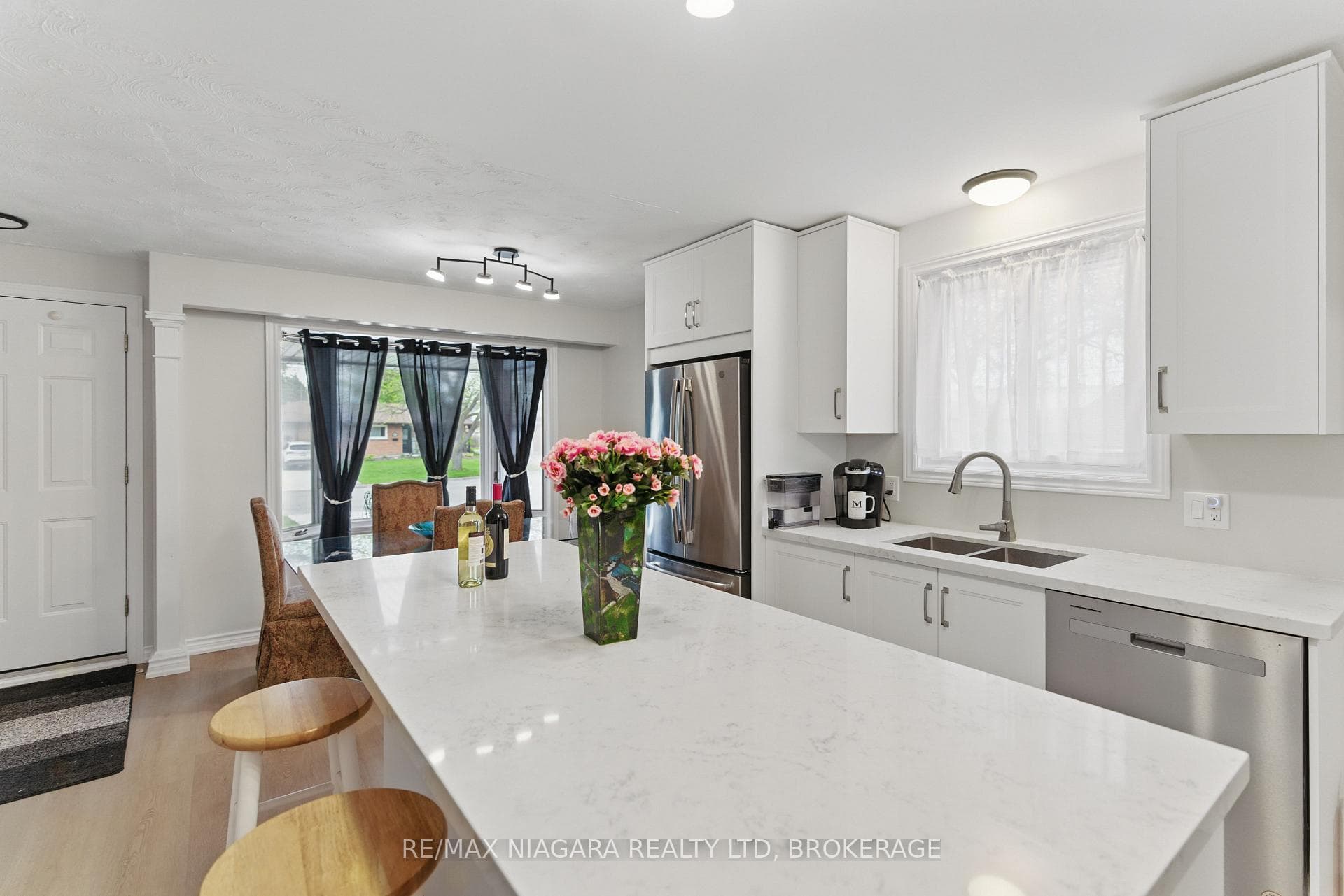 84 REGENT Drive photo 14