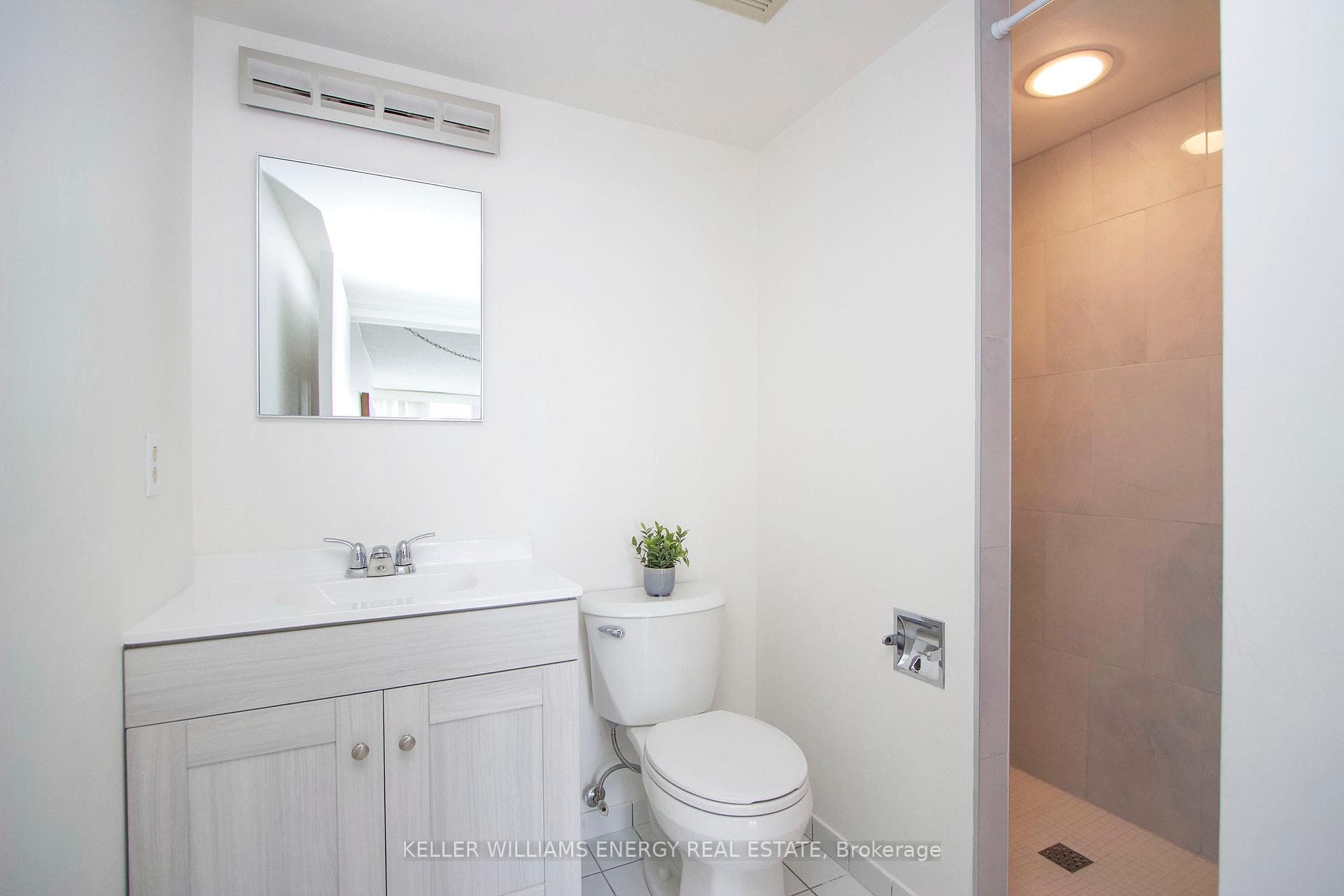 711 Rossland Road Unit 1104 photo 14