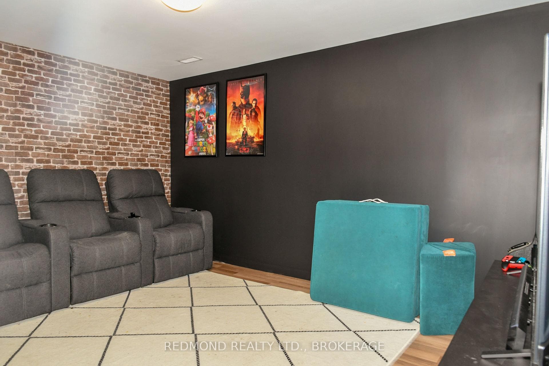 835 Queen Street photo 33