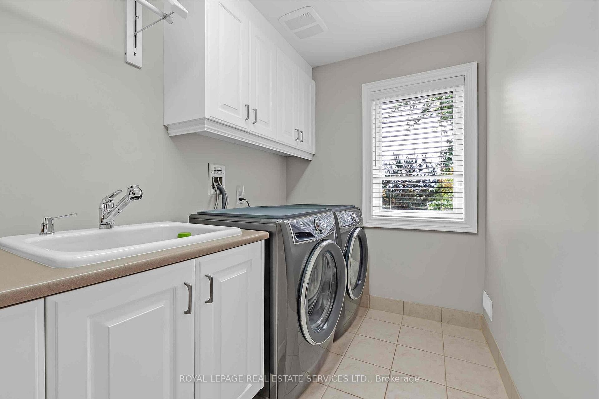1533 Pinery Crescent photo 25