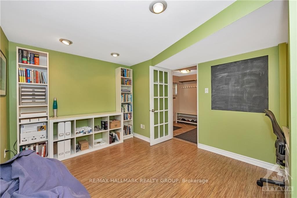 1335 HANBURY Street photo 20