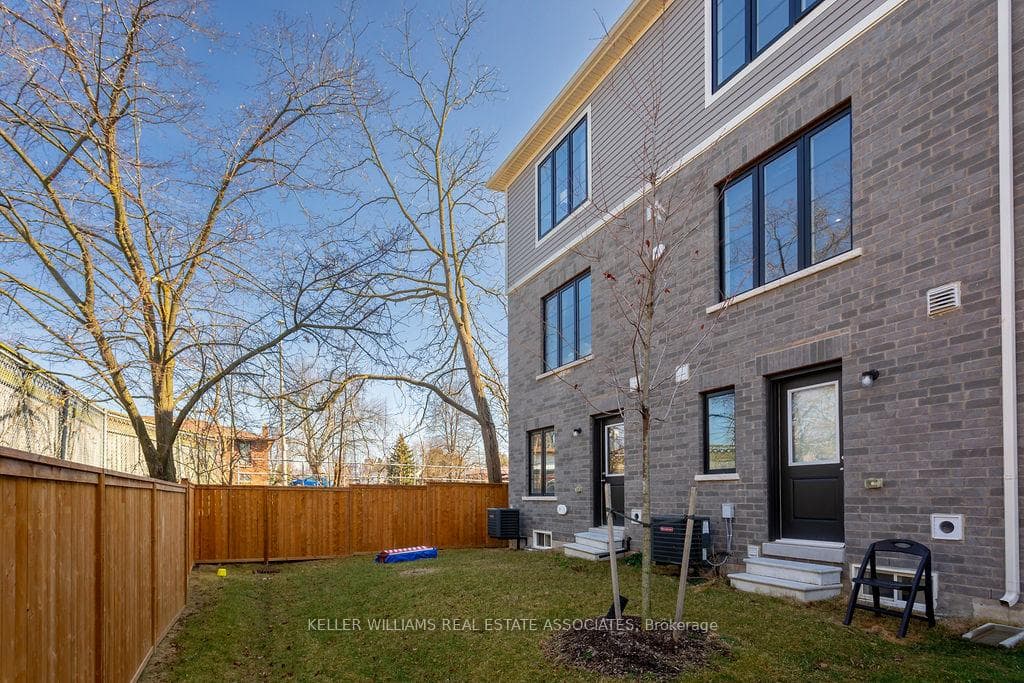 383 Dundas Street Unit 13 photo 18