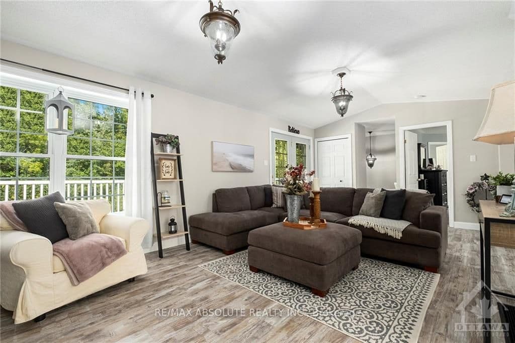 1656 B USBORNE Street photo 4