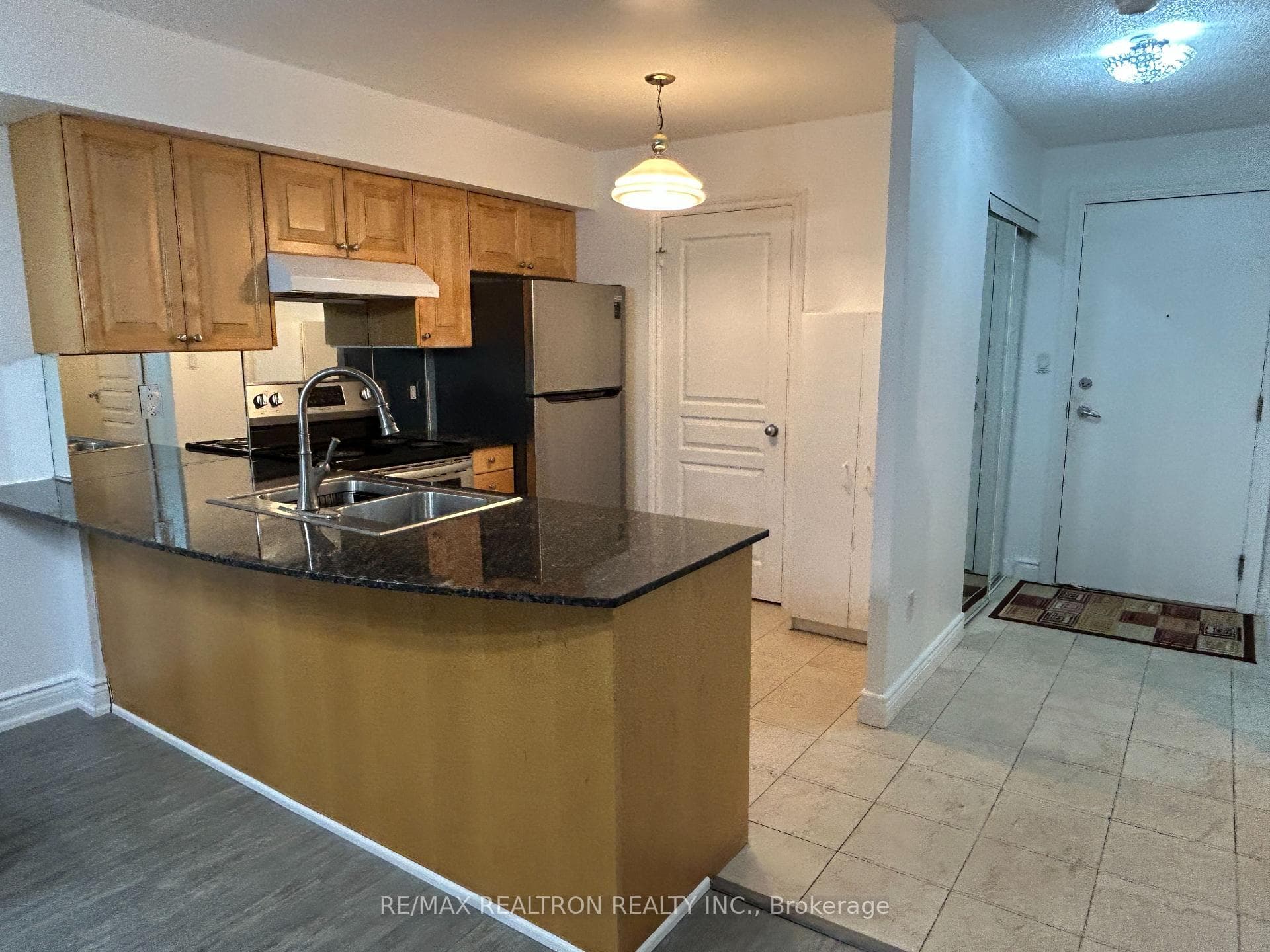801 Bay Street Unit 302 photo 3