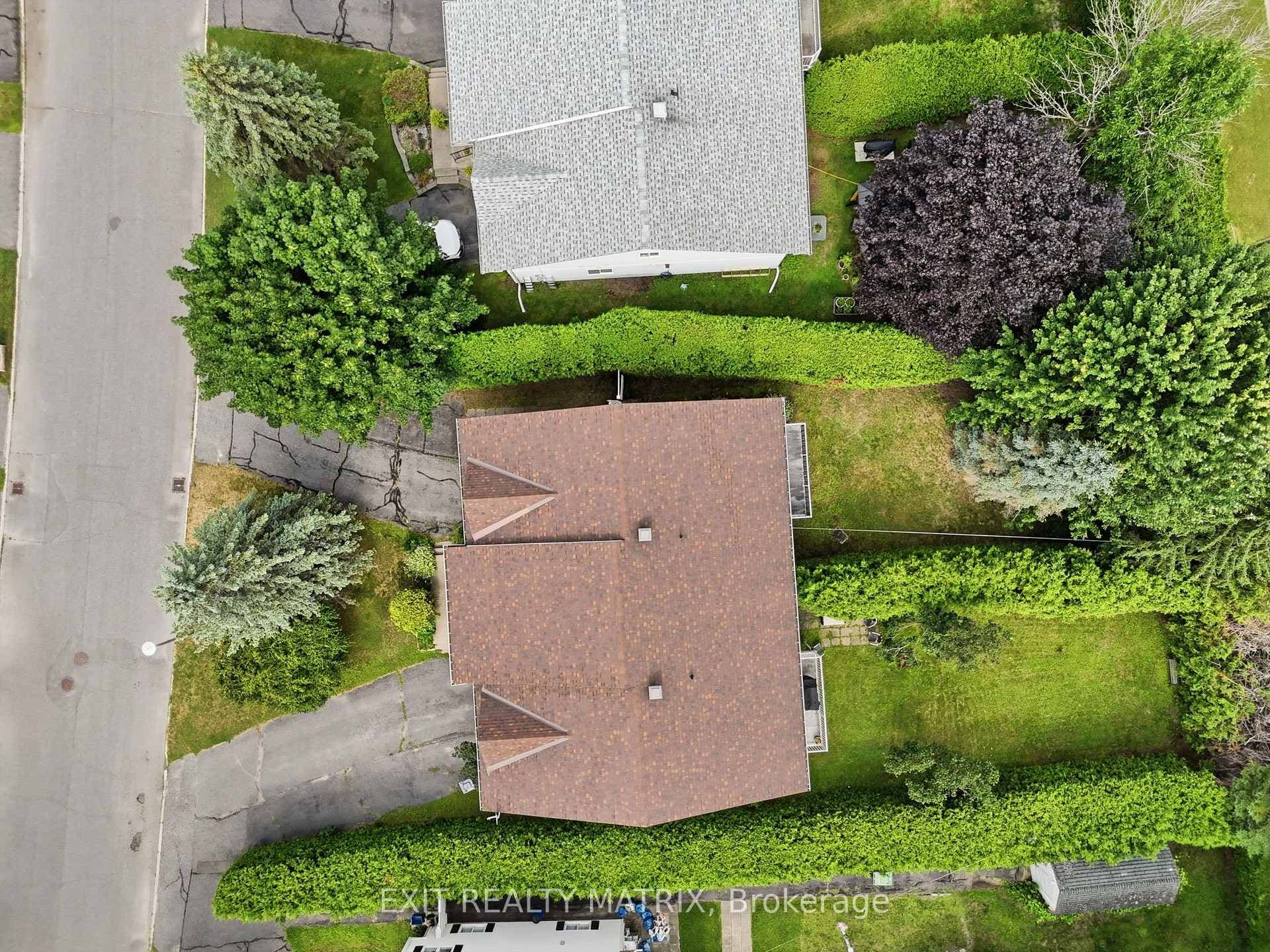 671 Berthiaume Street photo 31