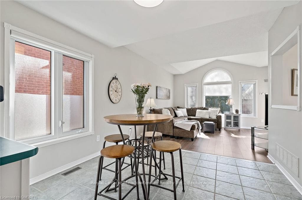 28 LAUCHLIN Crescent photo 16
