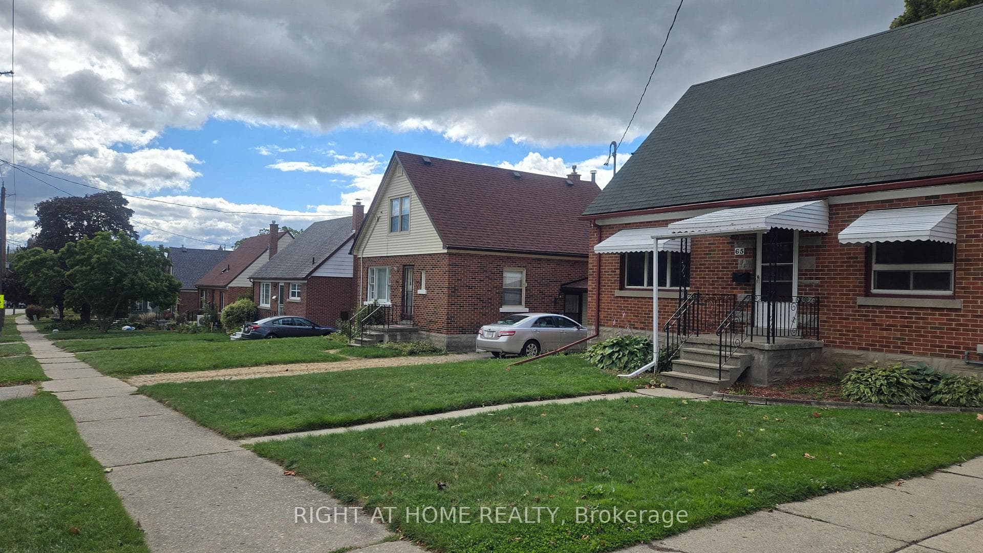 65 Ellis Crescent photo 2