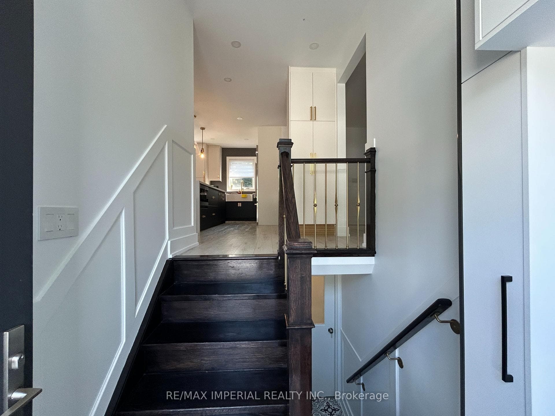 111 Evahill Crescent photo 2