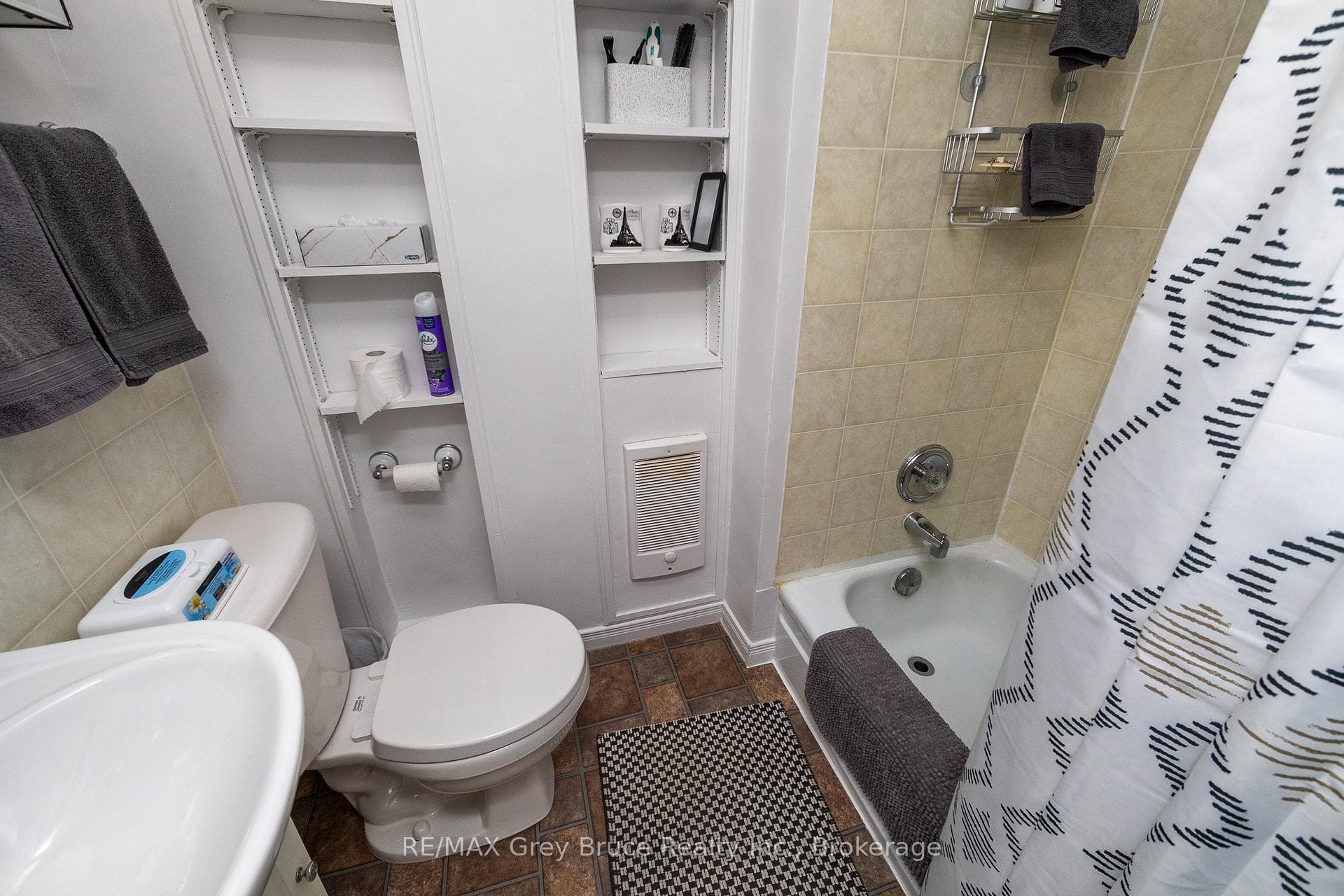 1075 6th Avenue photo 29