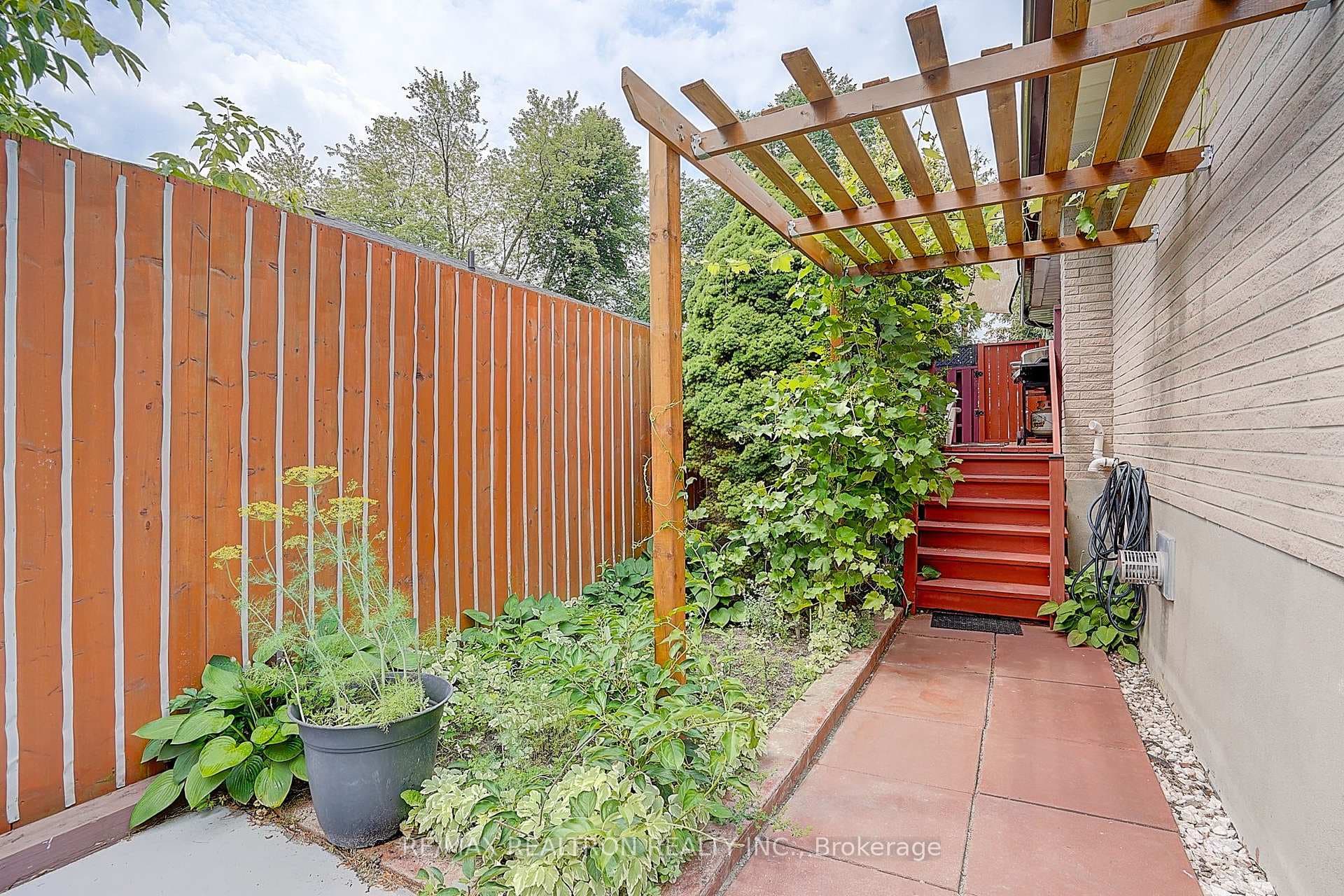 583 Pinewood Street photo 37