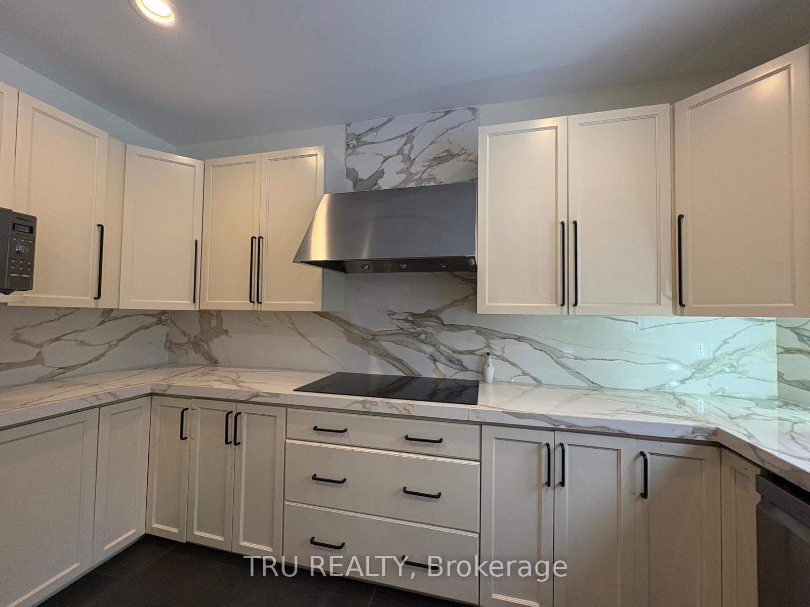 High-End Appliances -Granite countertop