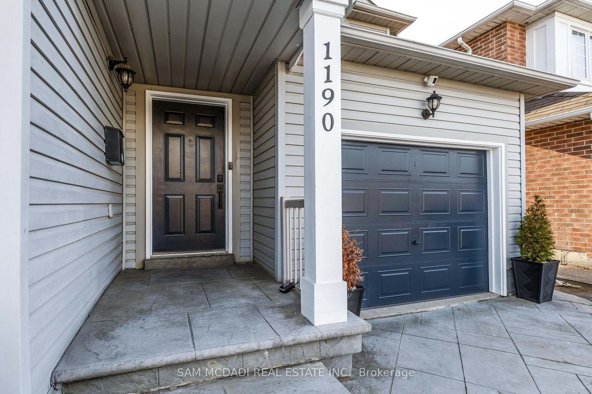 1190 Fox Crescent photo 1