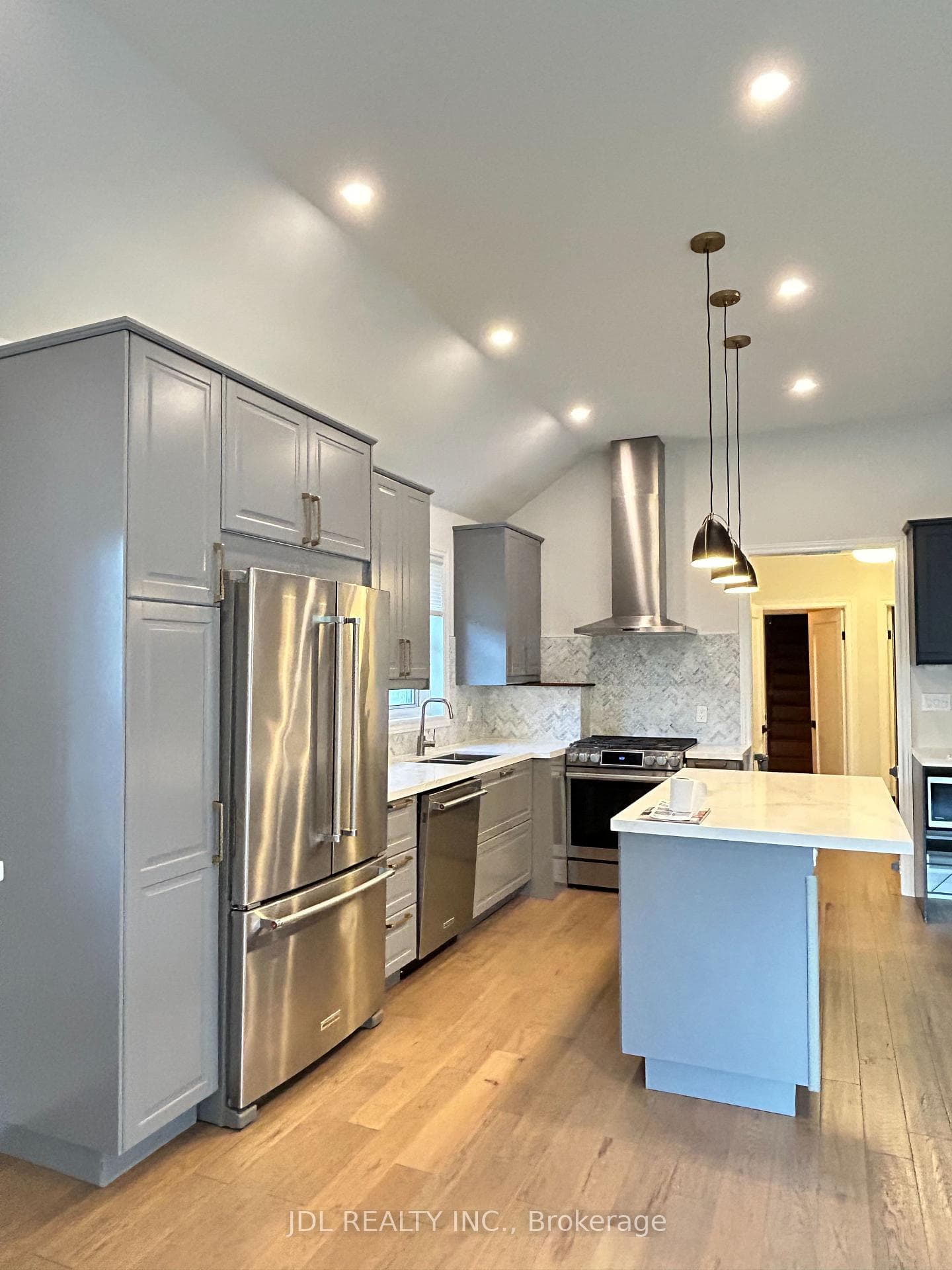 535 Broadway Avenue photo 4